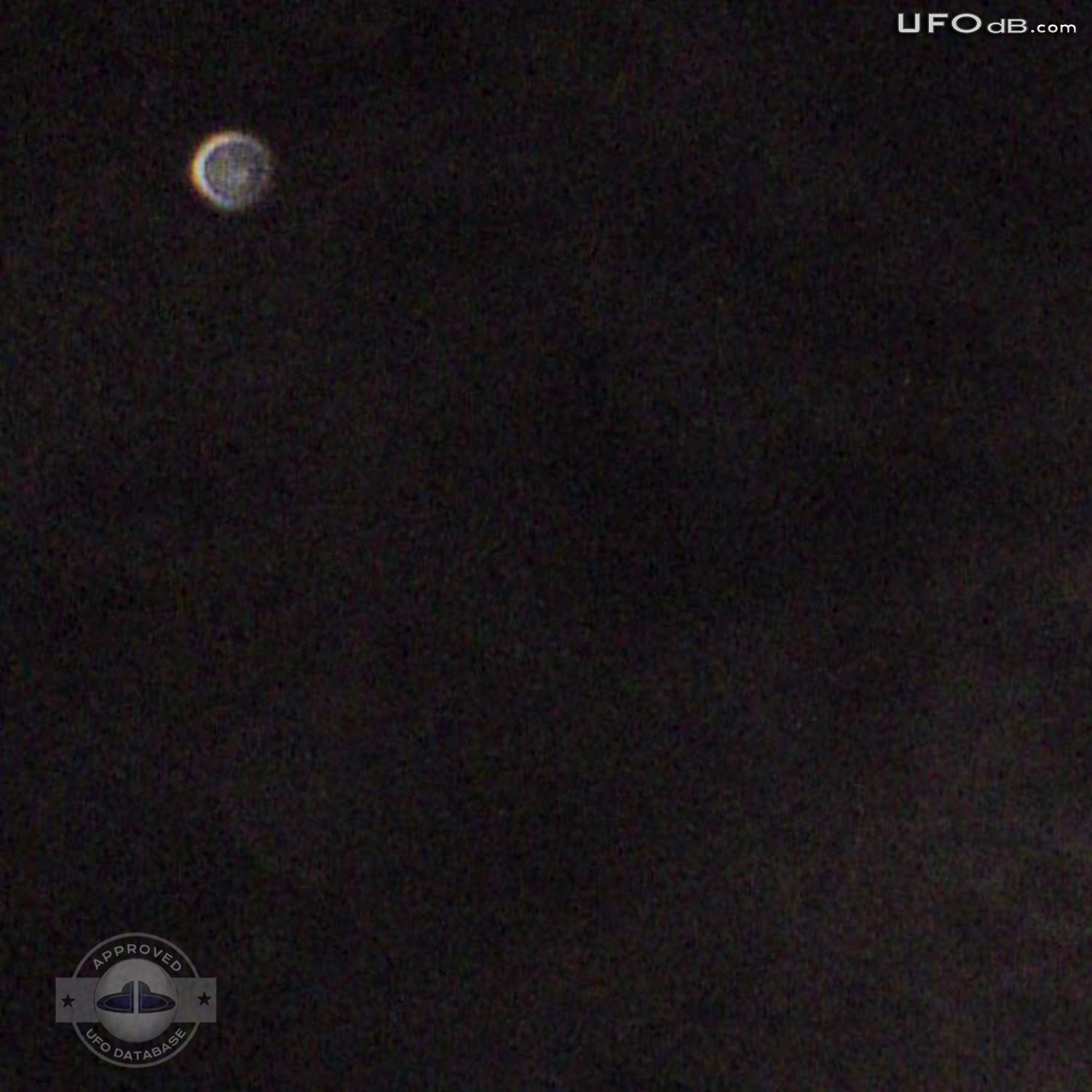 Moon picture get Round UFOs at the same time | England | March 19 2011 UFO Picture #330-2