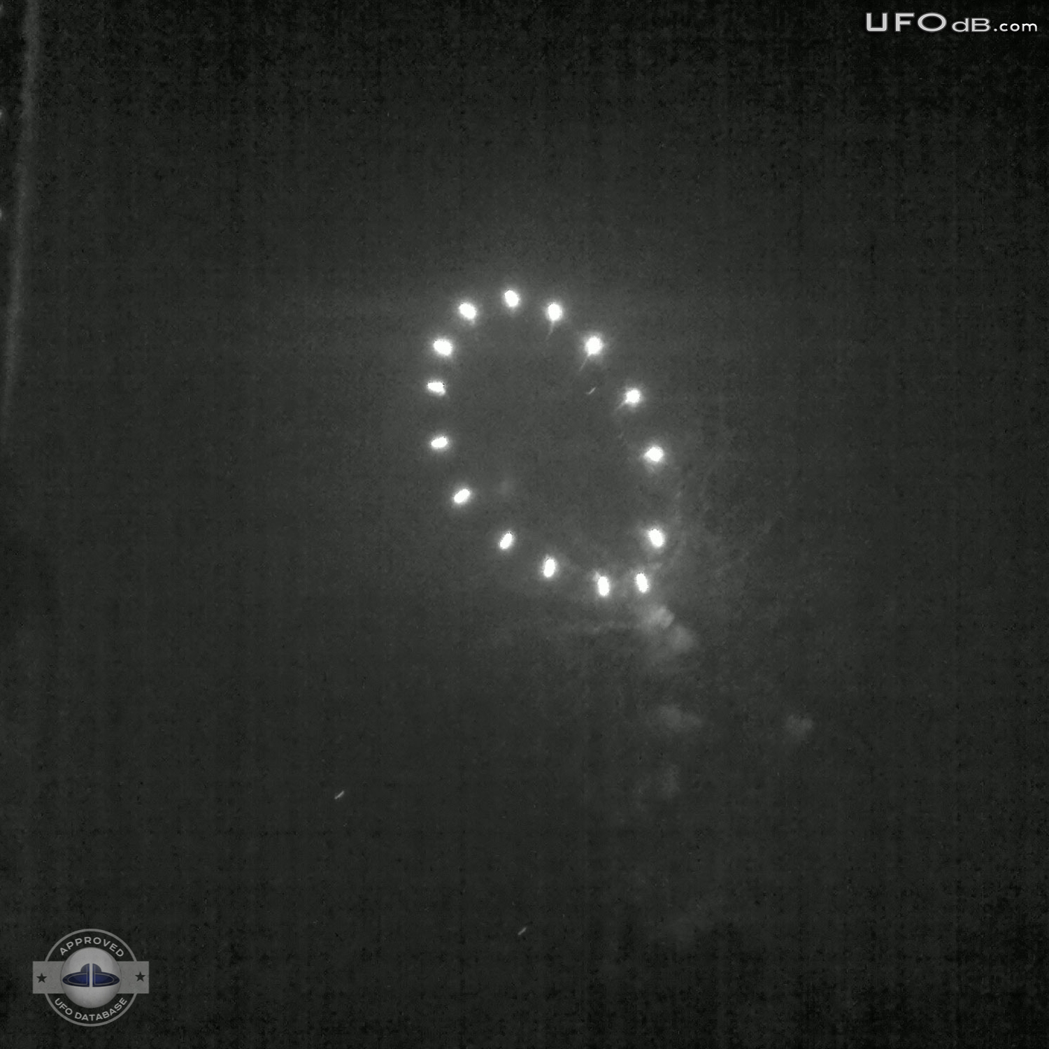Multiple lights Saucer display a glowing ring in the night - Ranier MN UFO Picture #346-1