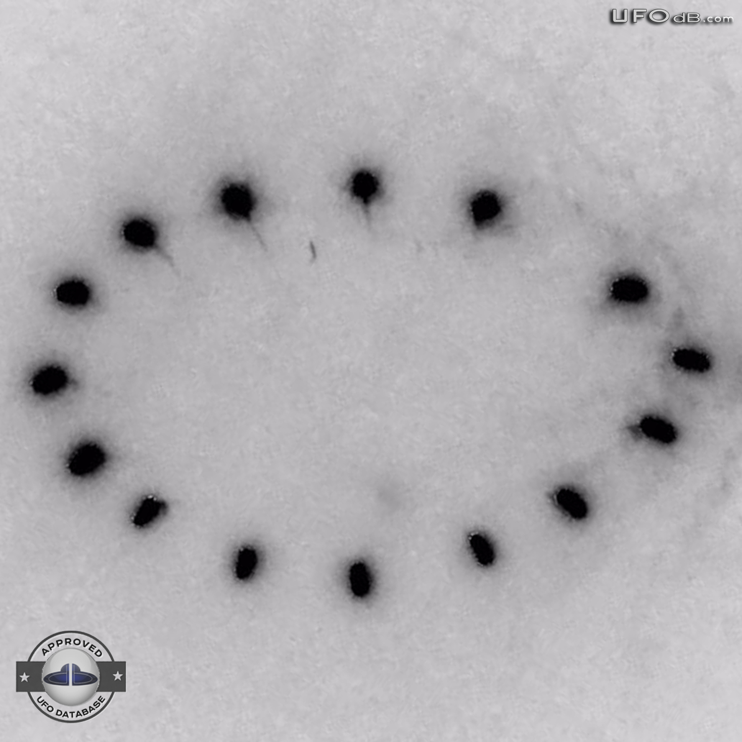 Multiple lights Saucer display a glowing ring in the night - Ranier MN UFO Picture #346-5