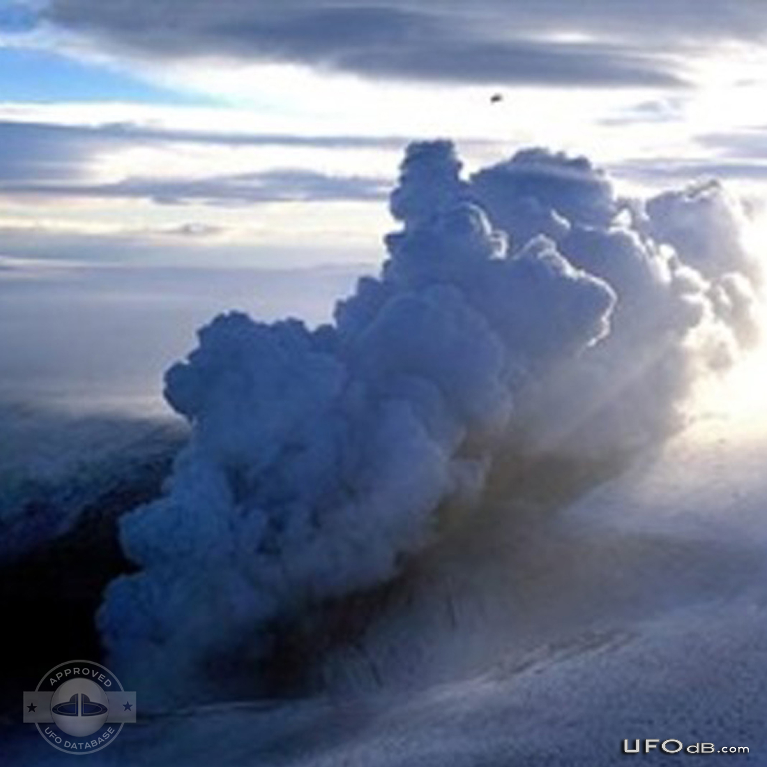 News picture capture a UFO without knowing | Grimsvotn, Iceland 2004 UFO Picture #247-2