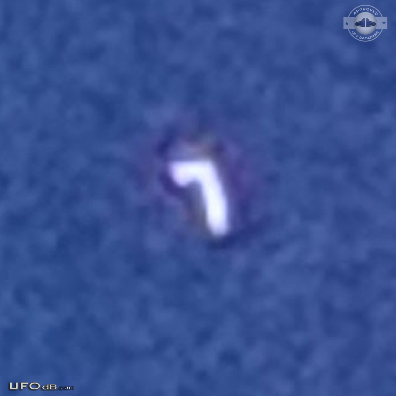 On a clear night looking at Moon saw a triangular UFO - Oakdale New Yo UFO Picture #817-3