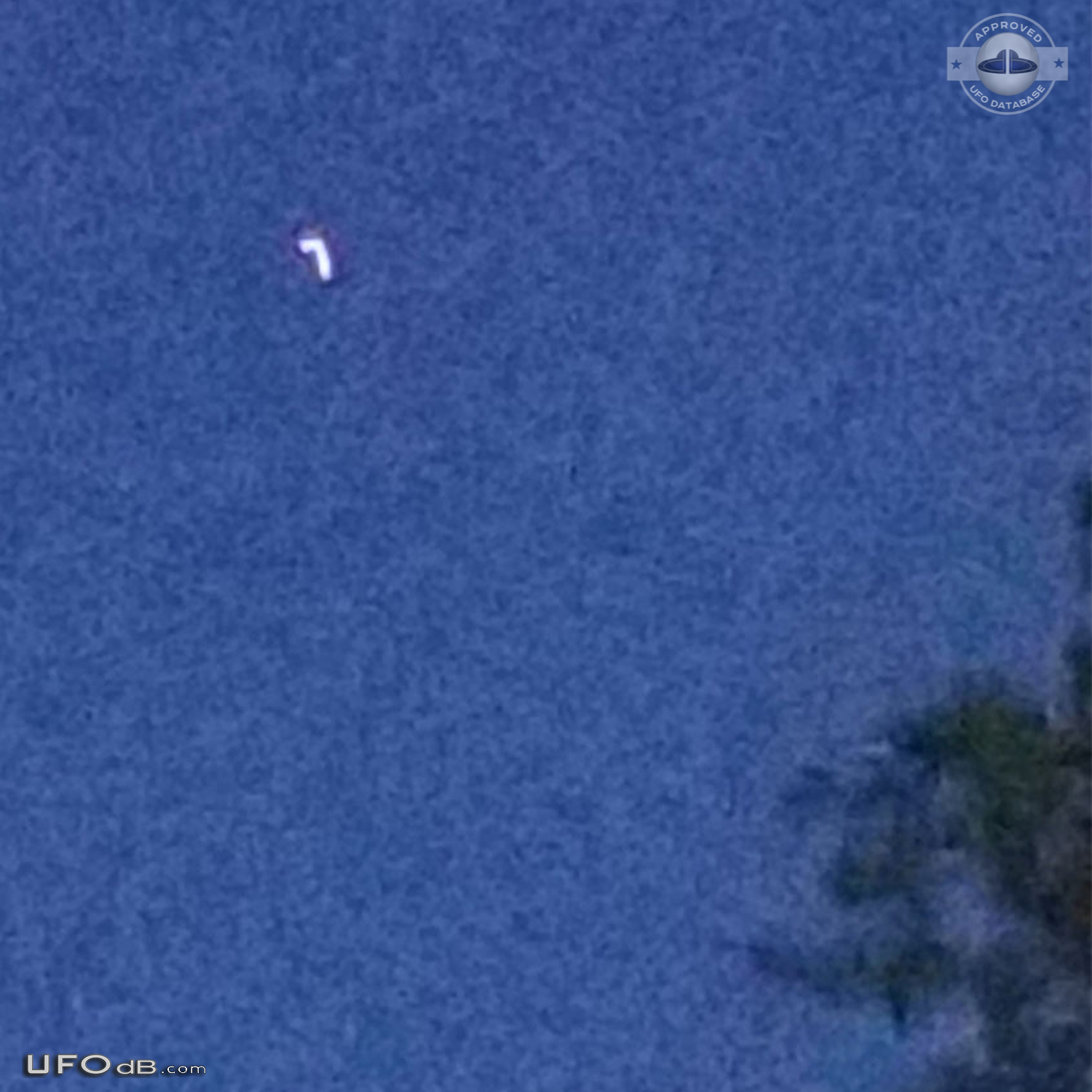 On a clear night looking at Moon saw a triangular UFO - Oakdale New Yo UFO Picture #817-4