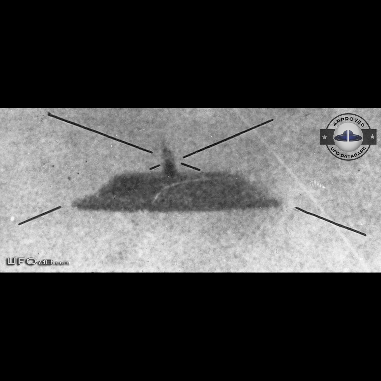 One of the Best UFO picture of all time - 1950 McMinnville, Oregon UFO Picture #423-3