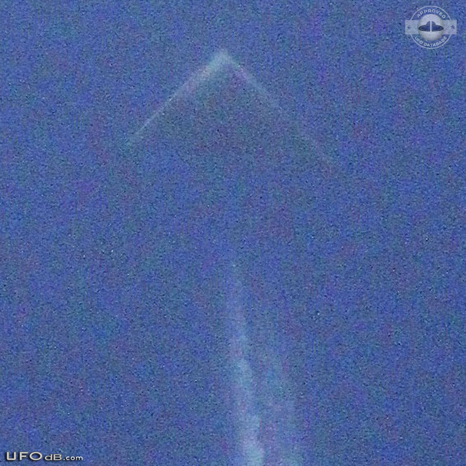 Photographer in Wichita, Kansas capture triangular UFO in bright day UFO Picture #563-1