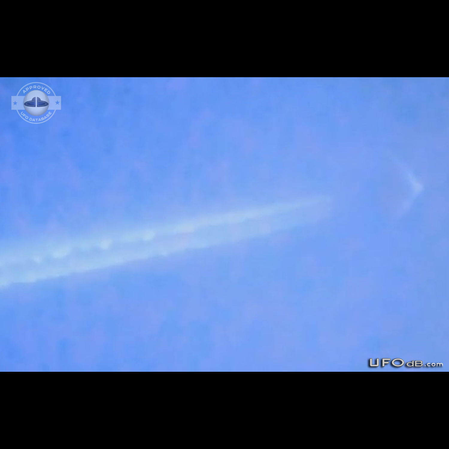 Photographer in Wichita, Kansas capture triangular UFO in bright day UFO Picture #563-6