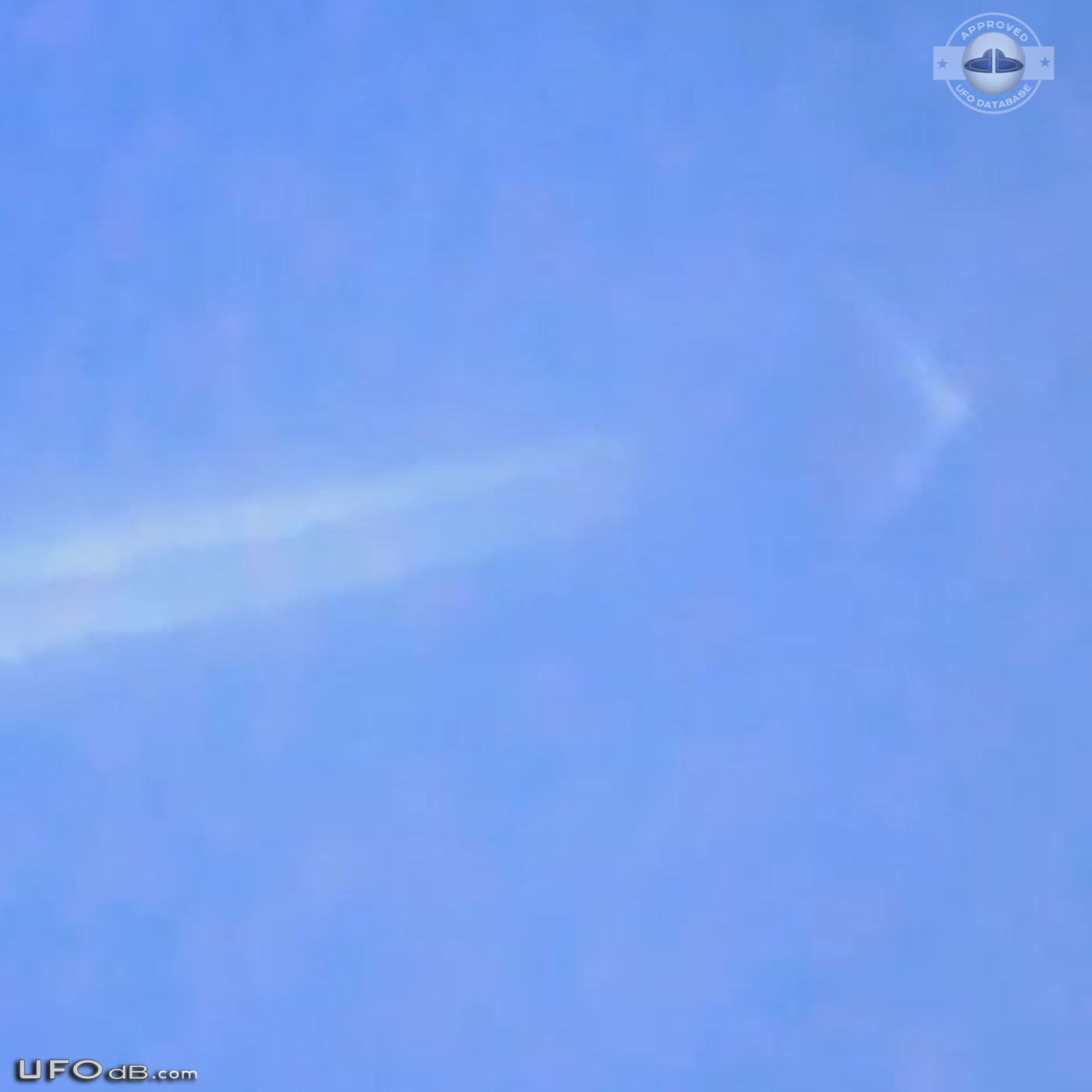 Photographer in Wichita, Kansas capture triangular UFO in bright day UFO Picture #563-7