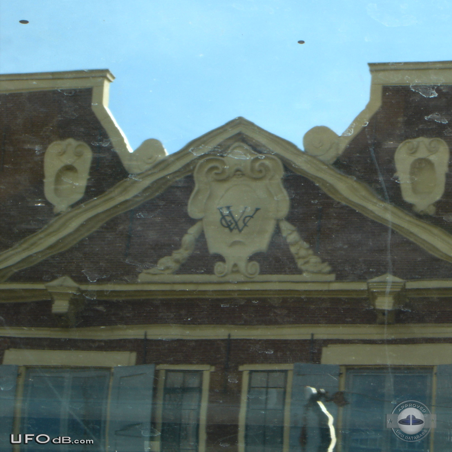 Picture from canal boat captures UFO passing over Amsterdam in 2008 UFO Picture #482-1