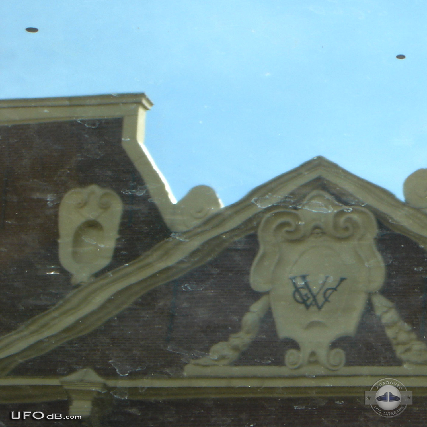 Picture from canal boat captures UFO passing over Amsterdam in 2008 UFO Picture #482-2