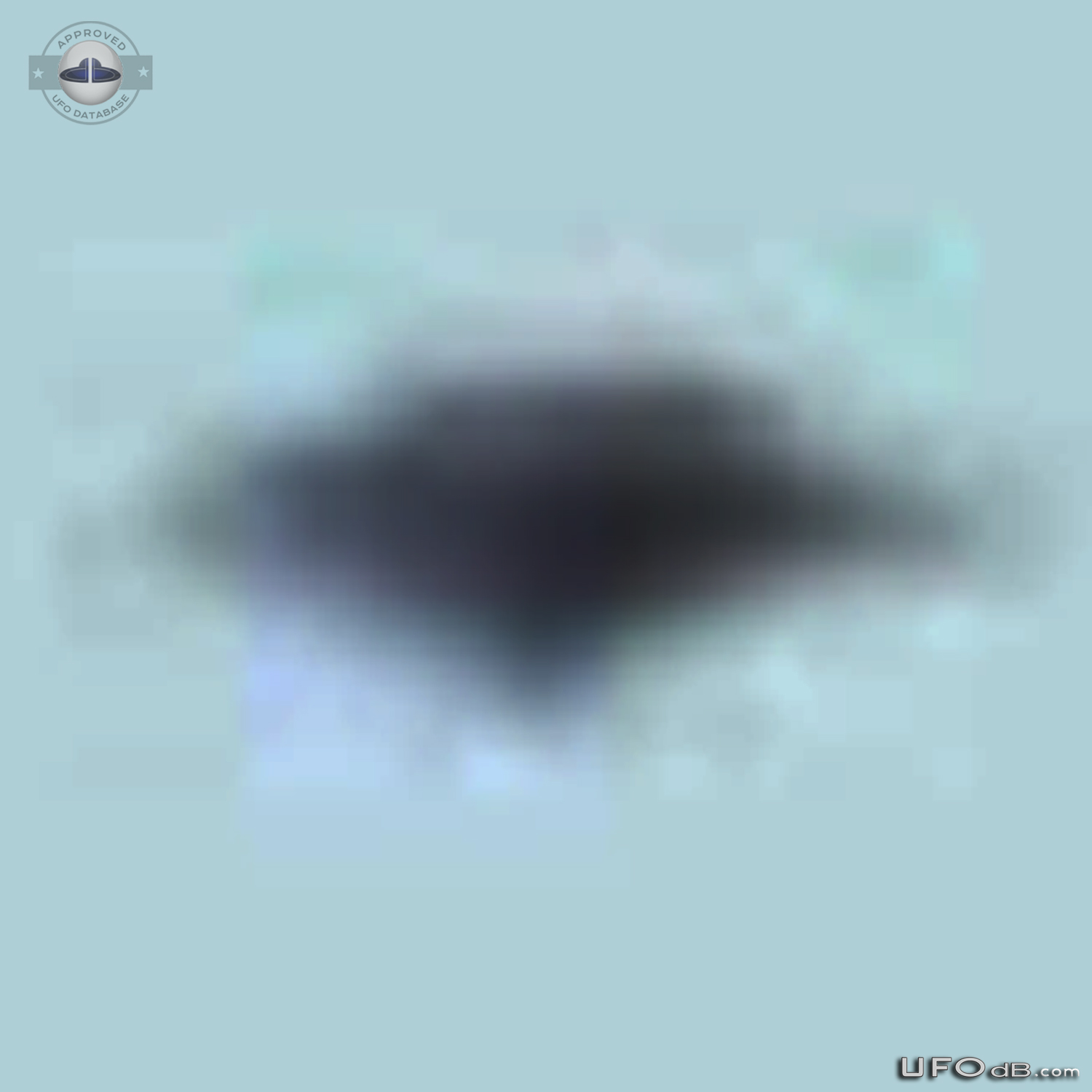 Picture showing a UFO passing over the Hungarian Parliament in 2012 UFO Picture #391-6
