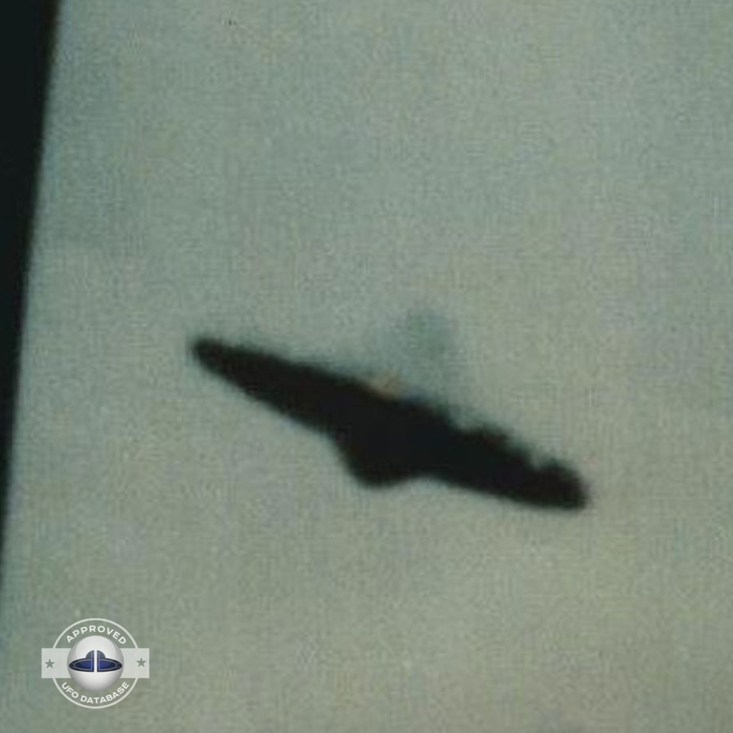 We can see clearly on the edge of the saucer, small gleaming lights UFO Picture #135-2