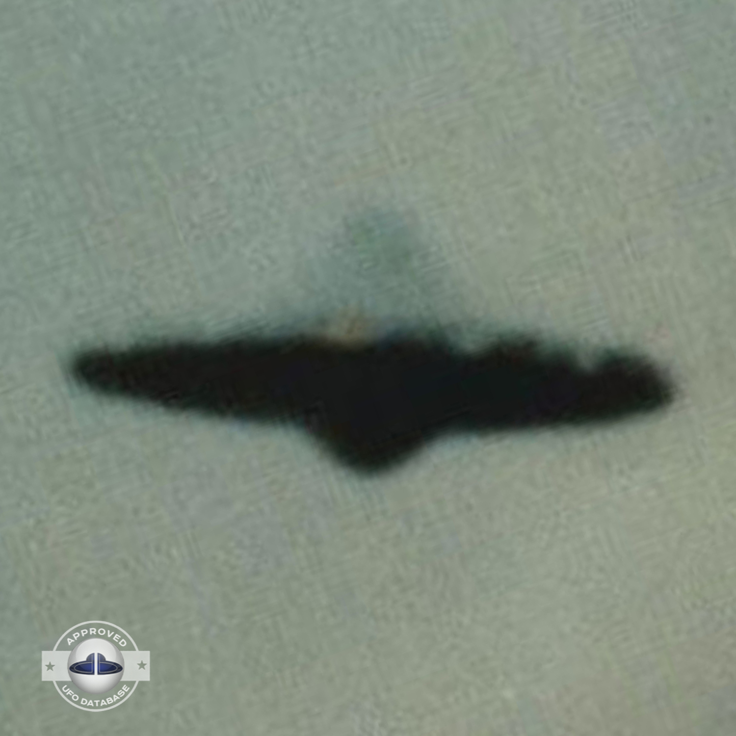 We can see clearly on the edge of the saucer, small gleaming lights UFO Picture #135-4