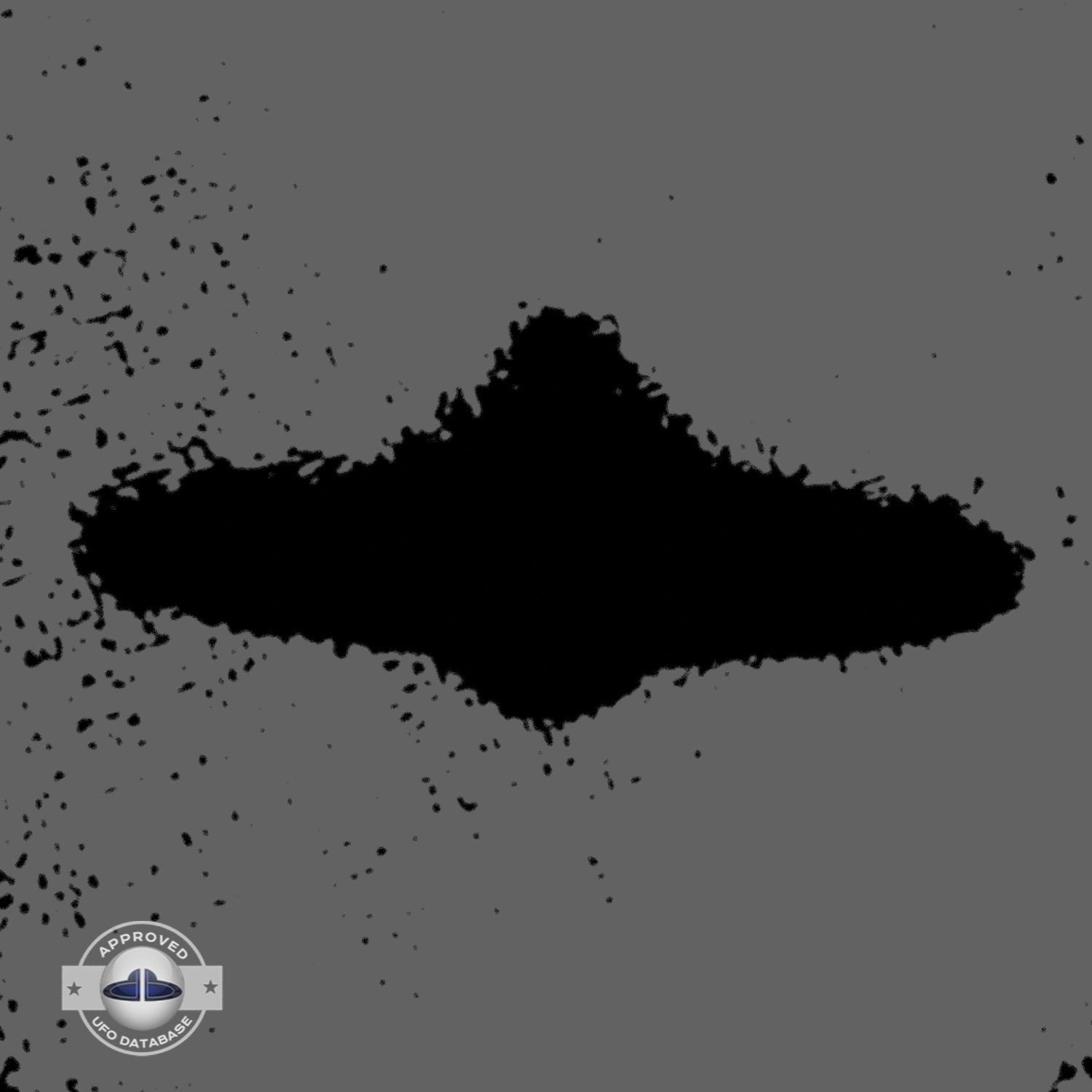We can see clearly on the edge of the saucer, small gleaming lights UFO Picture #135-6