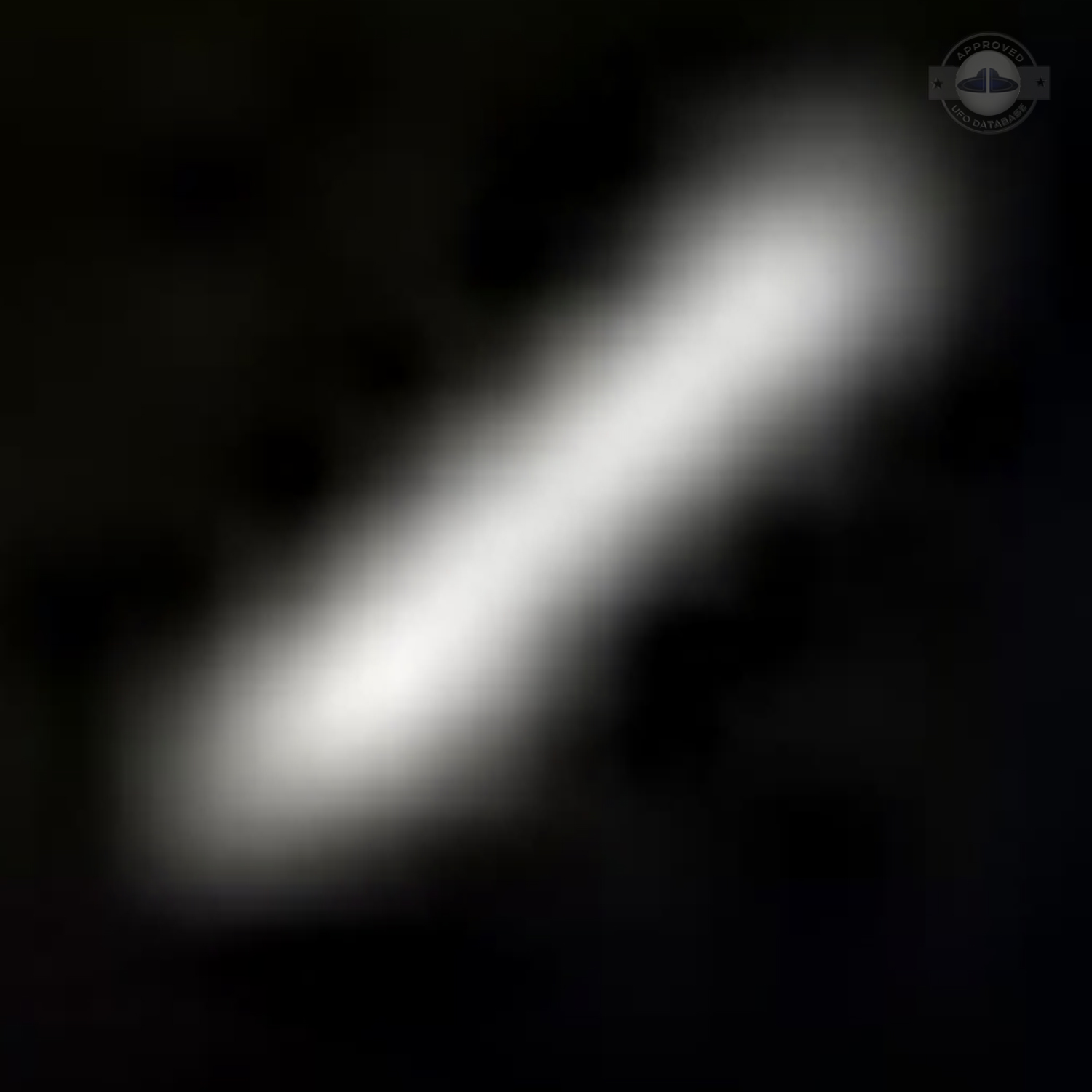 UFO Picture taken while Saddam Hussein statue is falling | Baghdad UFO Picture #183-7