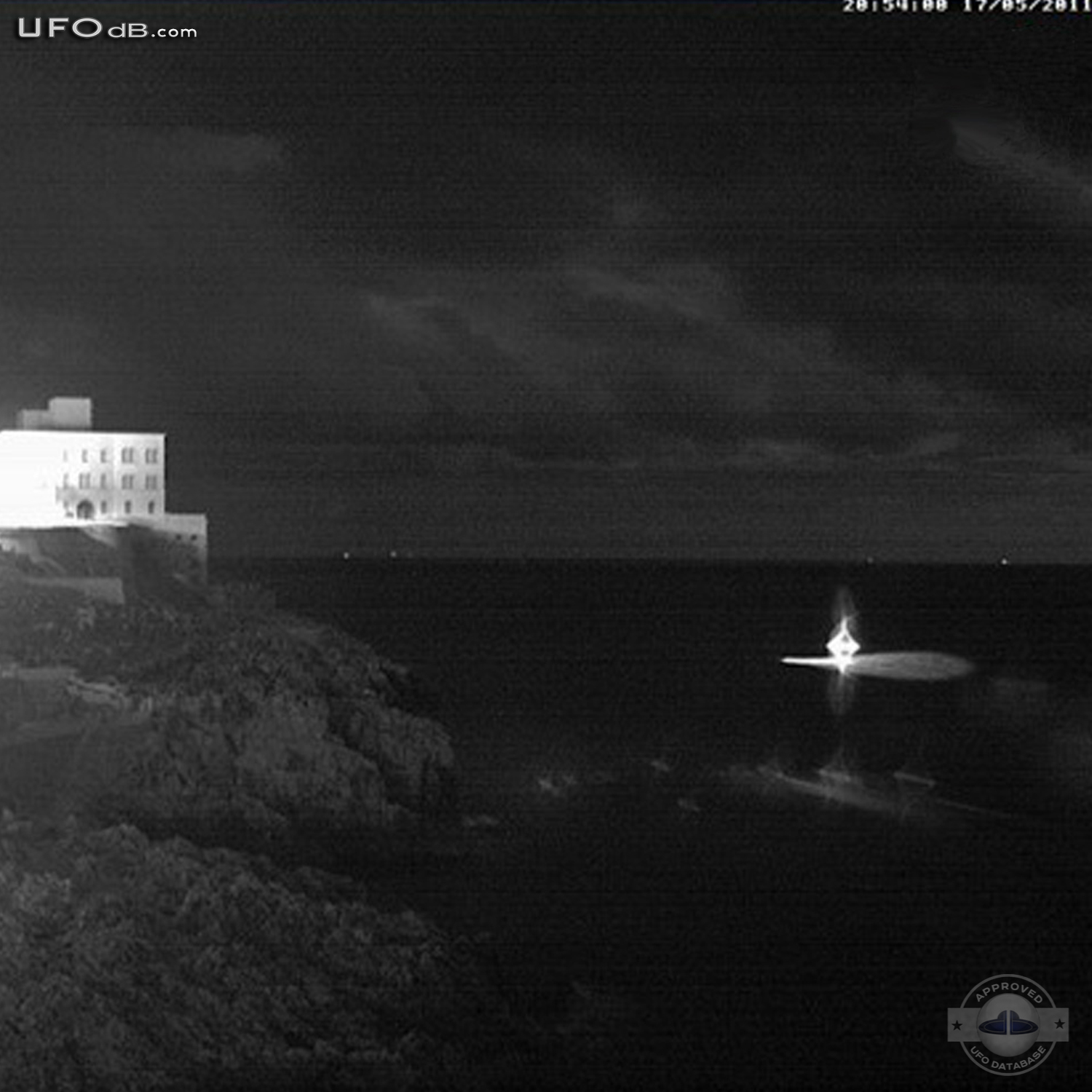 Santa Cesarea Terme floating UFO caught on Cam | Italy | May 17 2011 UFO Picture #295-2
