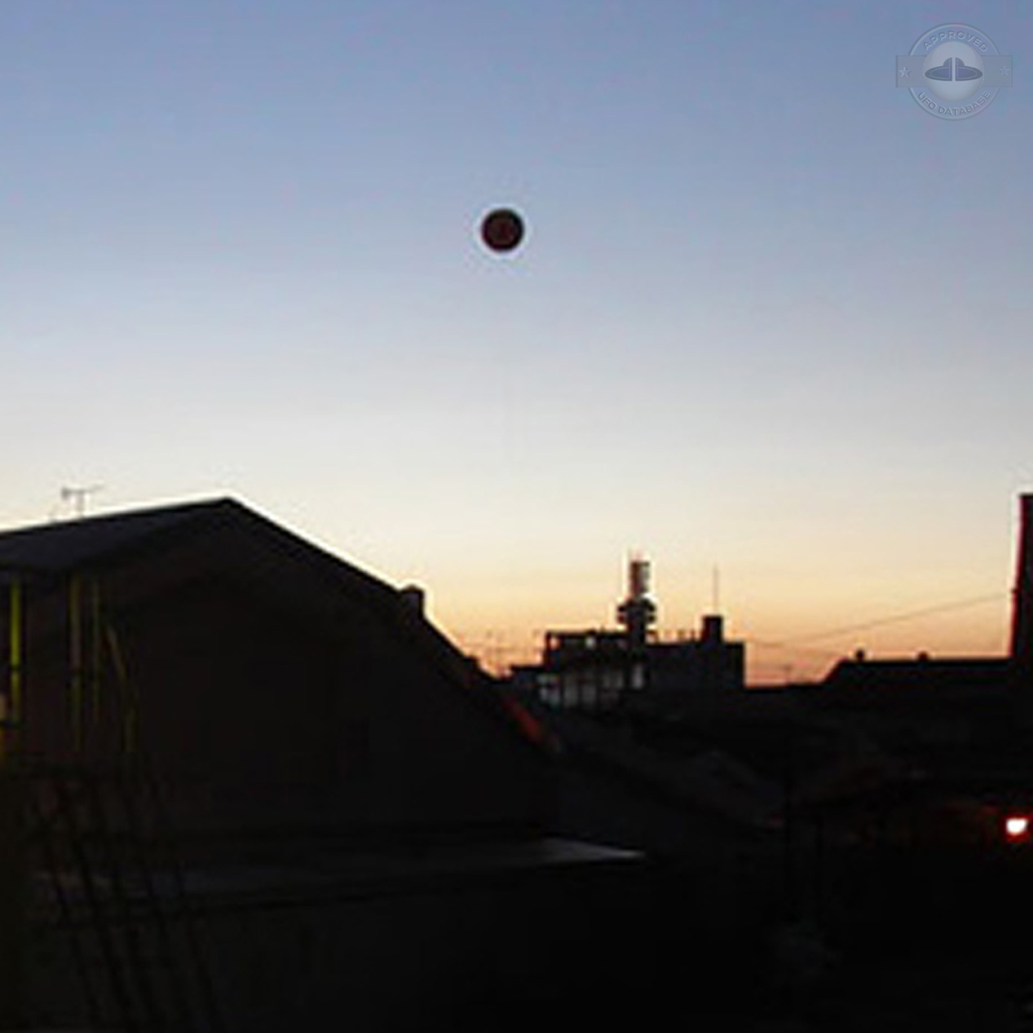 UFO seen over Daegu at sun down | Gyeongsangbuk-do, South Korea 2005 UFO Picture #206-3