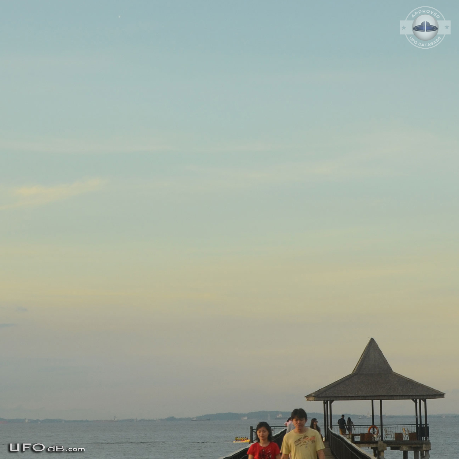 Sea picture capture UFO far away near Riau Islands Indonesia 2014 UFO Picture #636-1