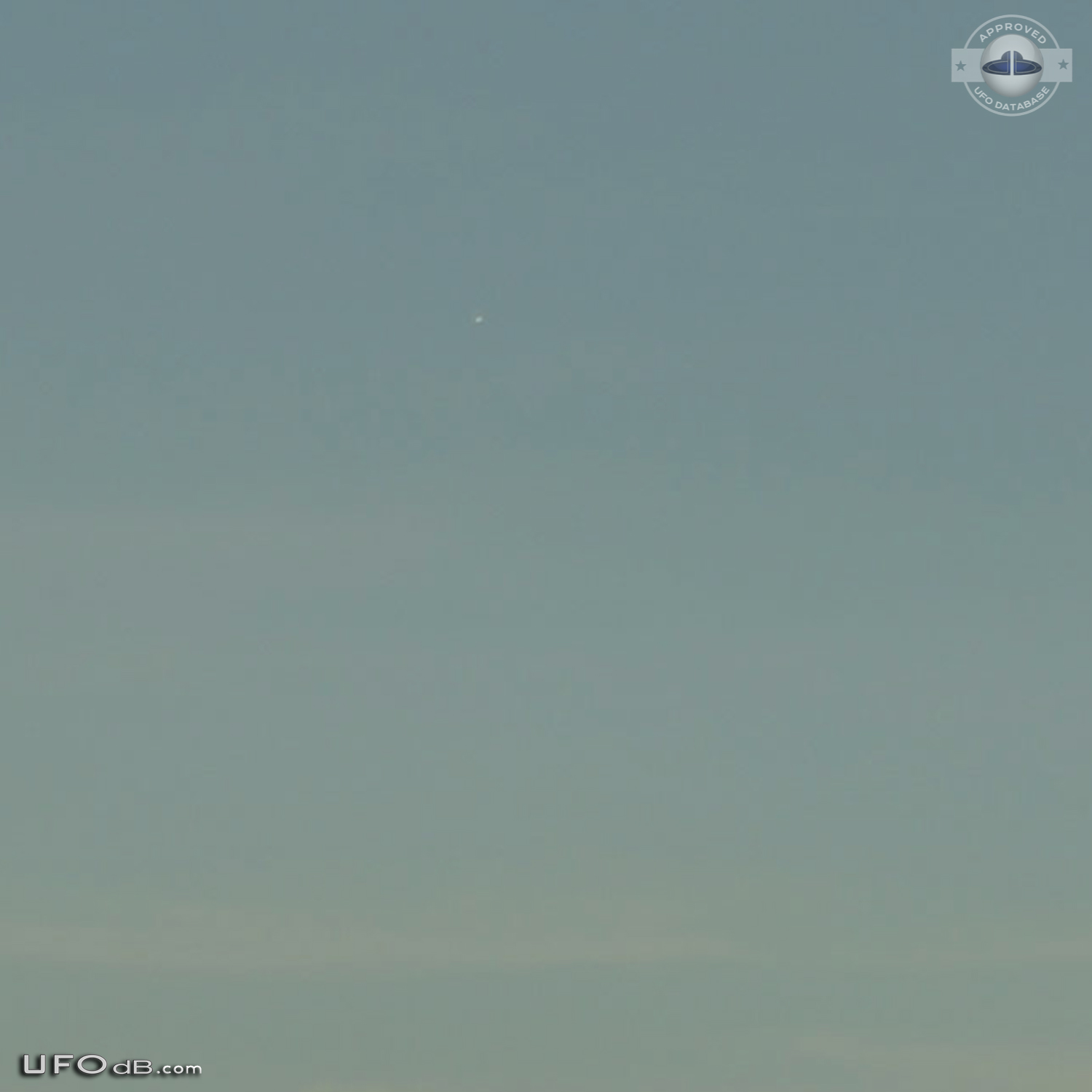 Sea picture capture UFO far away near Riau Islands Indonesia 2014 UFO Picture #636-3