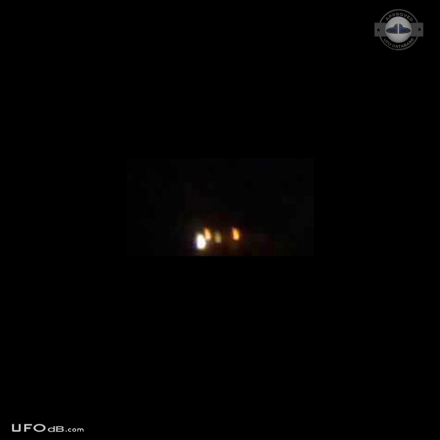Several UFO pulsating orbs uses same flight pattern in Illinois 2012 UFO Picture #502-1