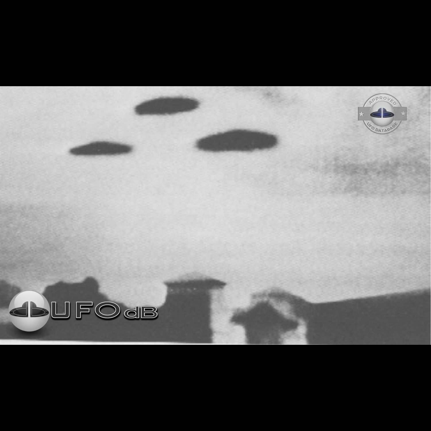 3 dark saucer shape UFOs near church in cathedral square of Sicuani UFO Picture #131-1