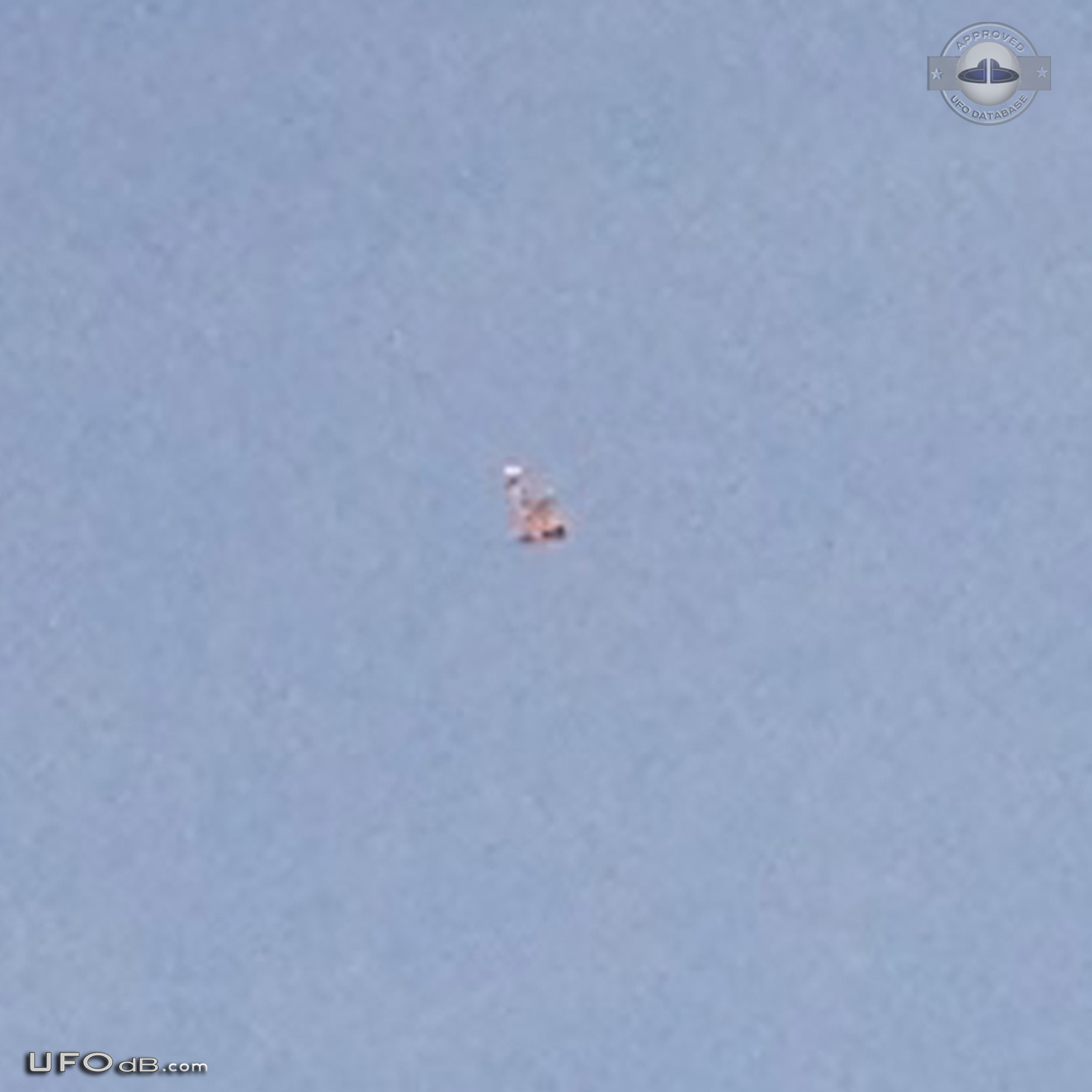 Silent UFO with copper colored panels in Burbank California Photo 2012 UFO Picture #535-2