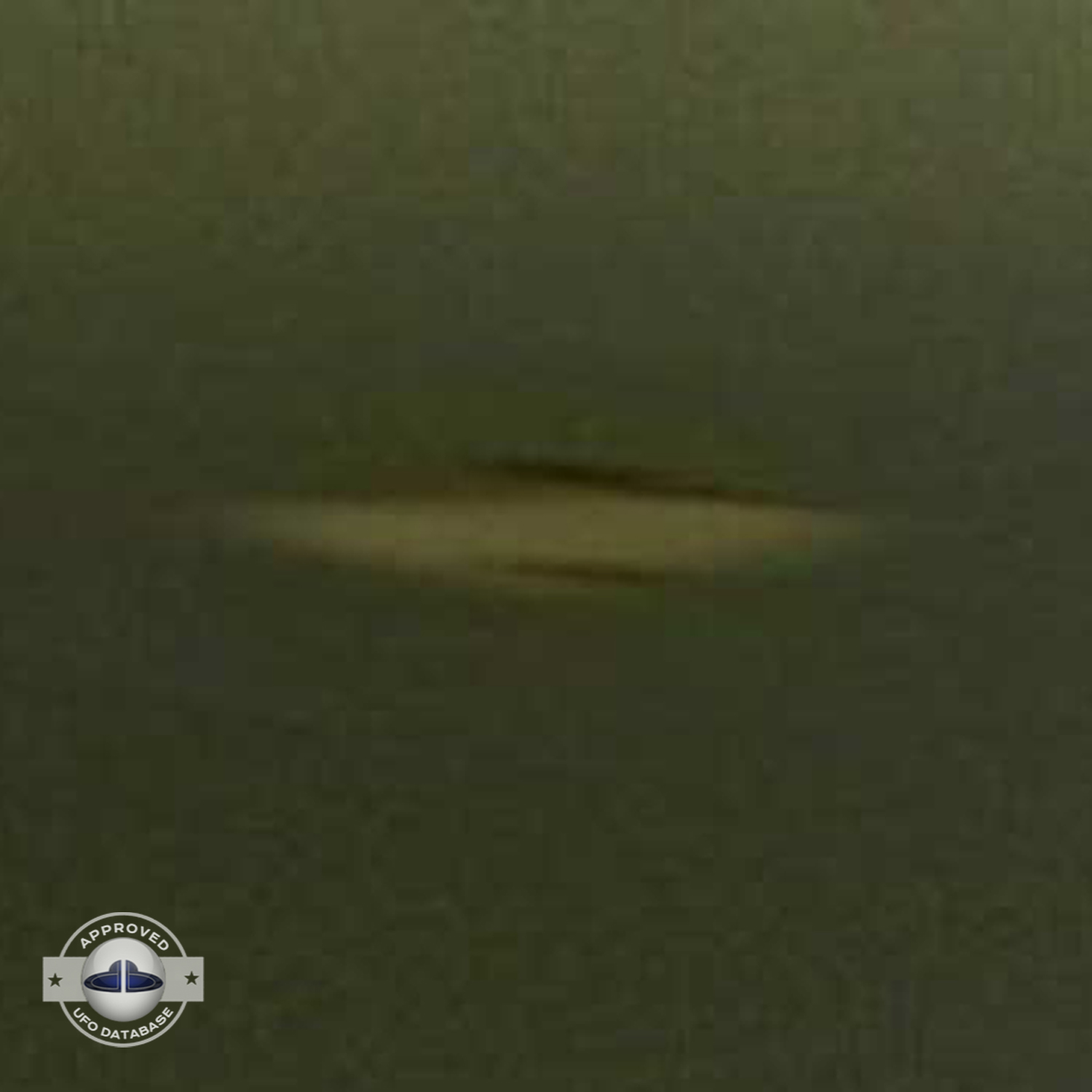 The ufo is moving over the Atlantic ocean in the Canary island UFO Picture #72-5