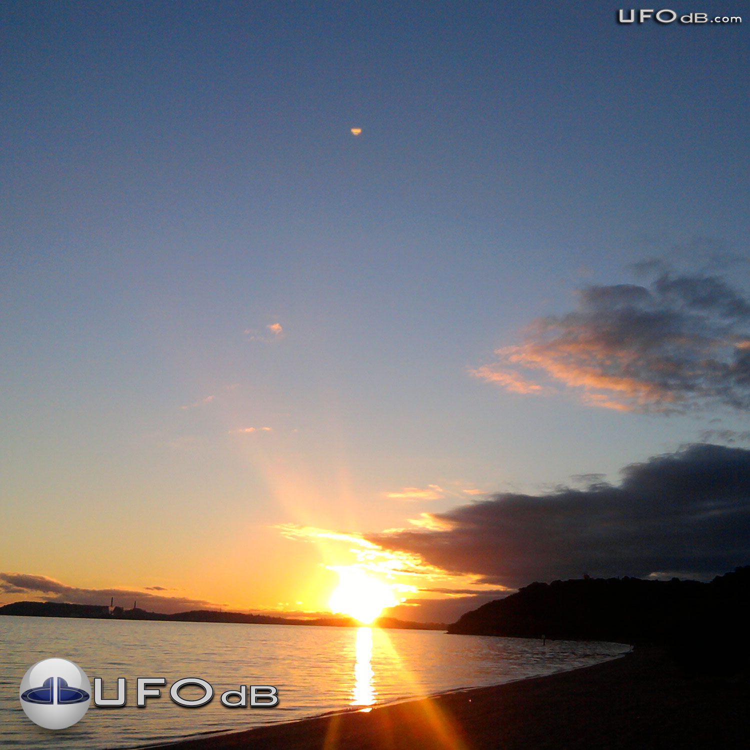 Sundown picture capture UFO near Ipanema beach | Brazil April 21 2011 UFO Picture #344-1