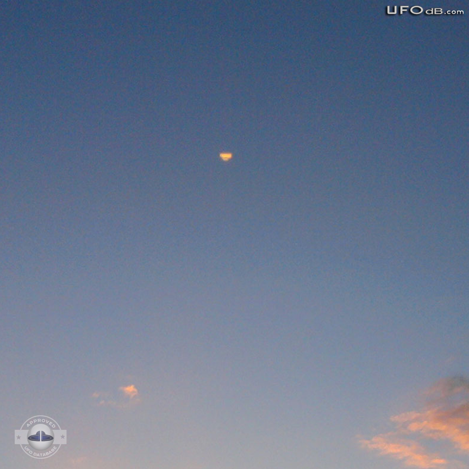 Sundown picture capture UFO near Ipanema beach | Brazil April 21 2011 UFO Picture #344-2