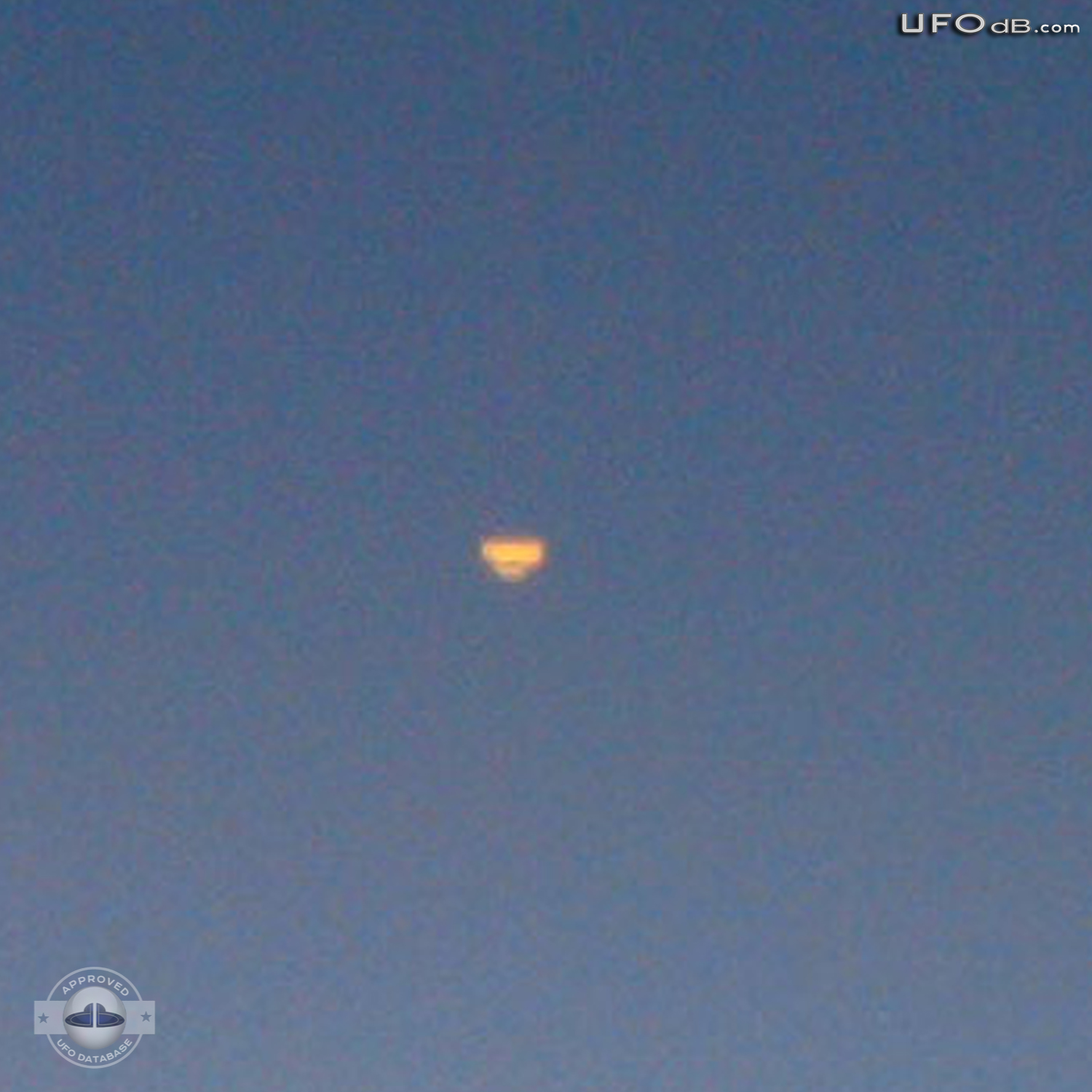 Sundown picture capture UFO near Ipanema beach | Brazil April 21 2011 UFO Picture #344-3