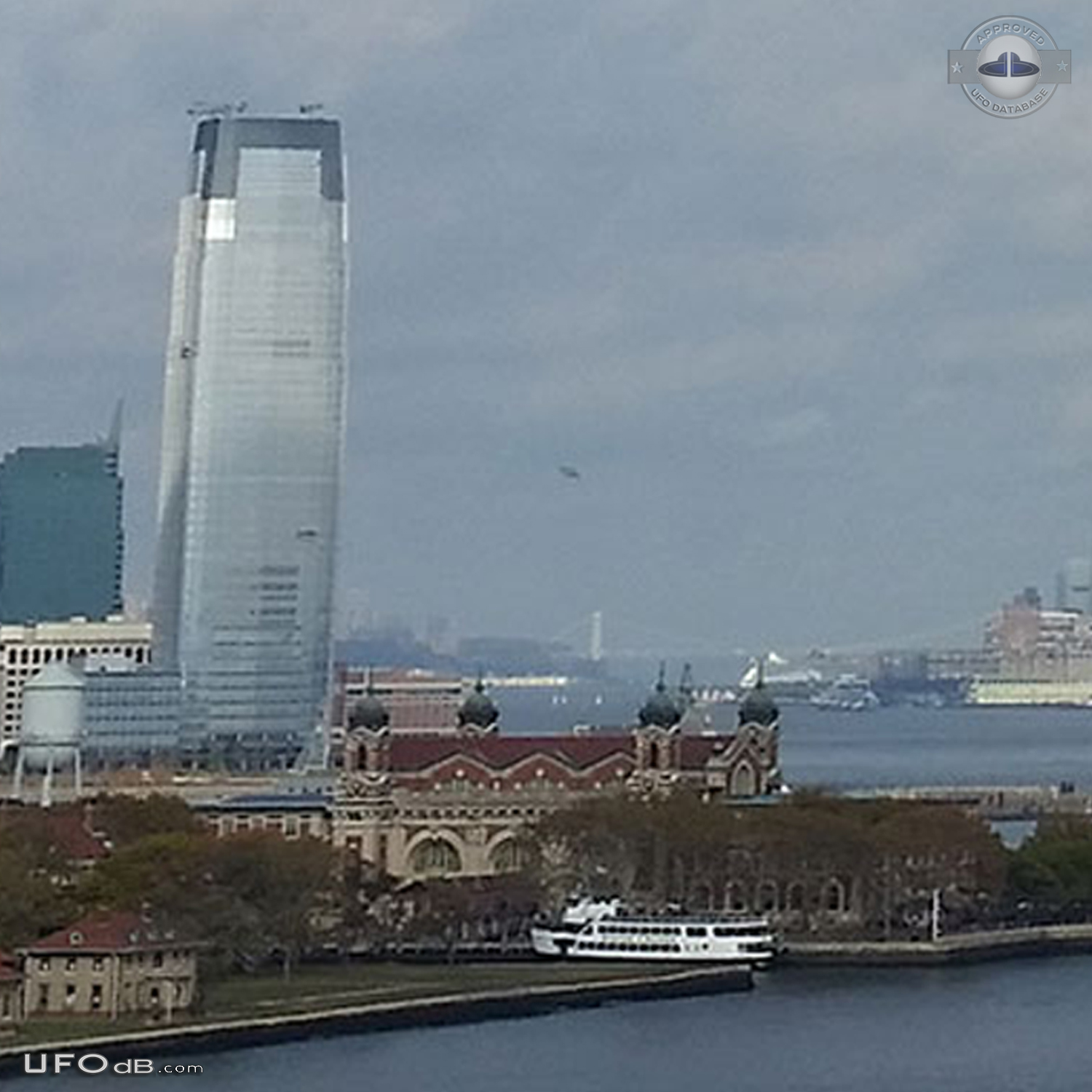Taking pics or New York clear cold skies - Ellis island New Jersey USA UFO Picture #778-3