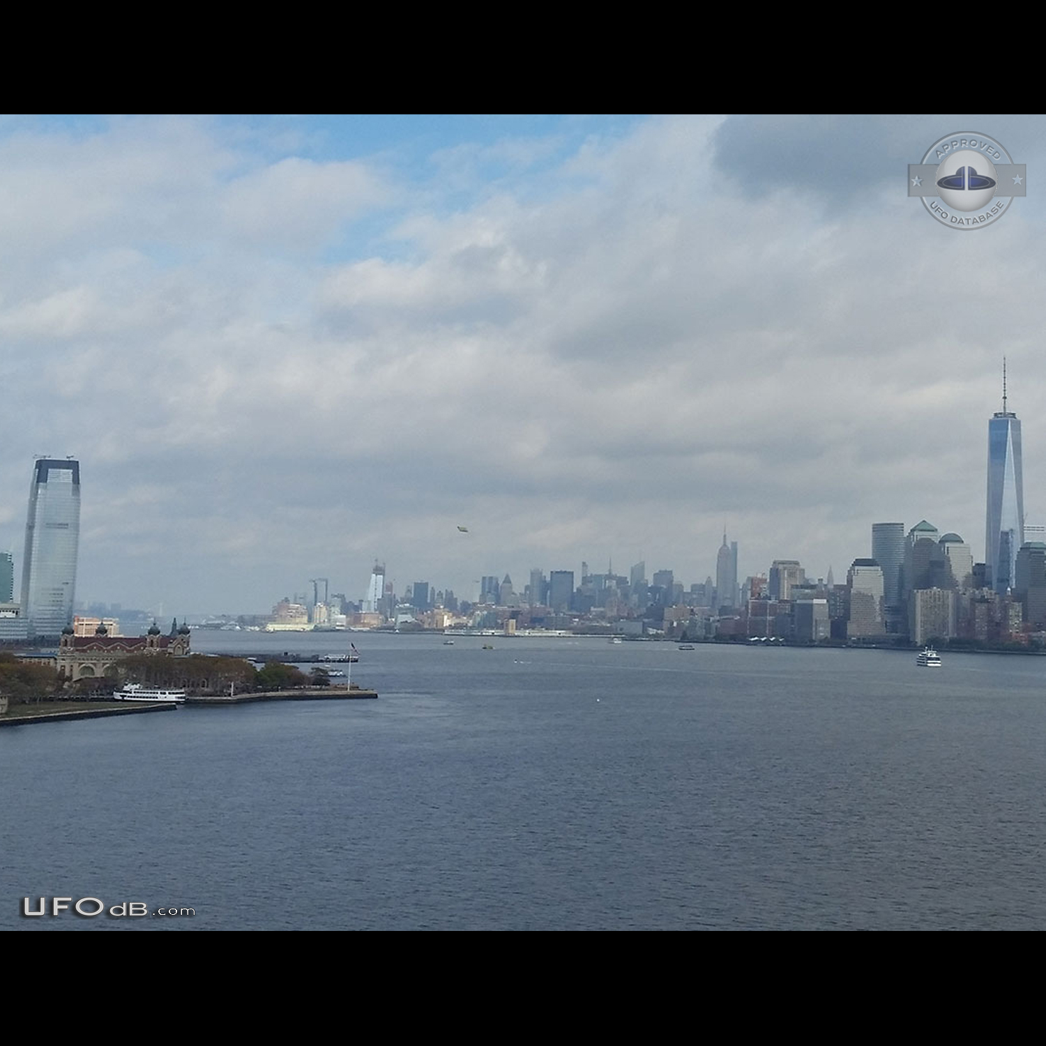Taking pics or New York clear cold skies - Ellis island New Jersey USA UFO Picture #778-4