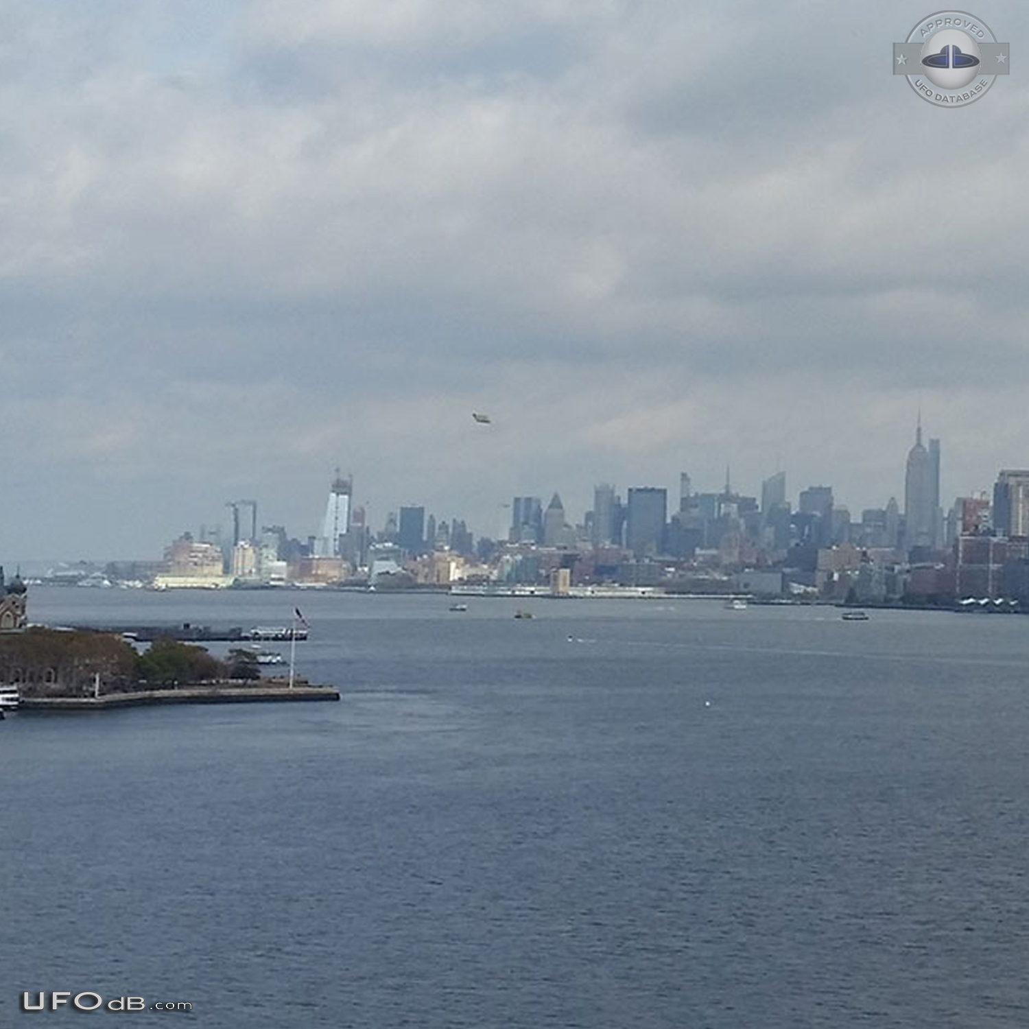 Taking pics or New York clear cold skies - Ellis island New Jersey USA UFO Picture #778-5