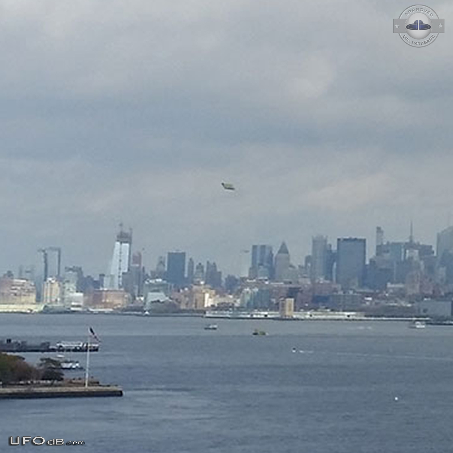 Taking pics or New York clear cold skies - Ellis island New Jersey USA UFO Picture #778-6