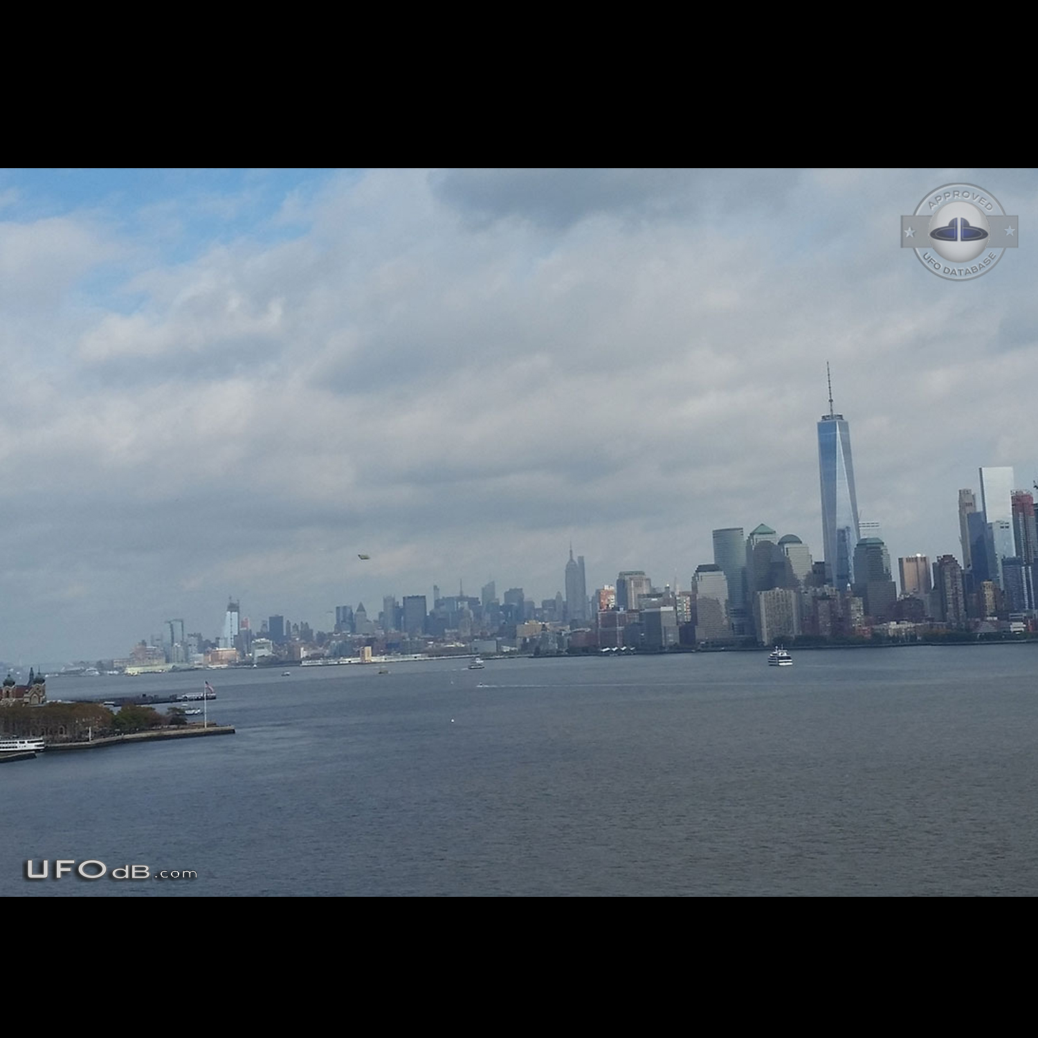 Taking pics or New York clear cold skies - Ellis island New Jersey USA UFO Picture #778-7
