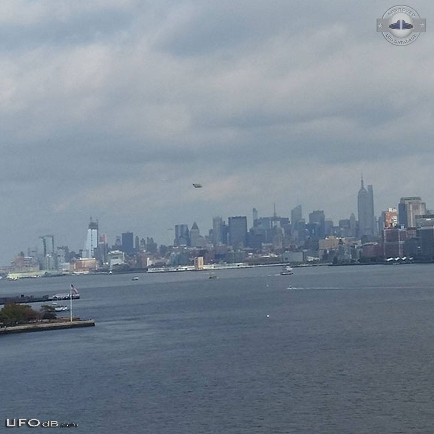 Taking pics or New York clear cold skies - Ellis island New Jersey USA UFO Picture #778-8