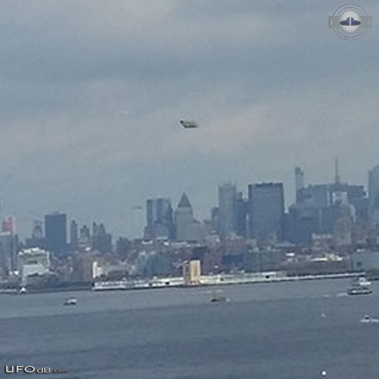 Taking pics or New York clear cold skies - Ellis island New Jersey USA UFO Picture #778-9