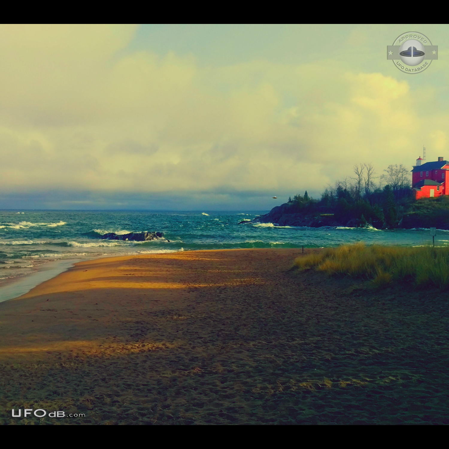 This oval shaped object hovered over the beach for 2 minutes Michigan  UFO Picture #768-2