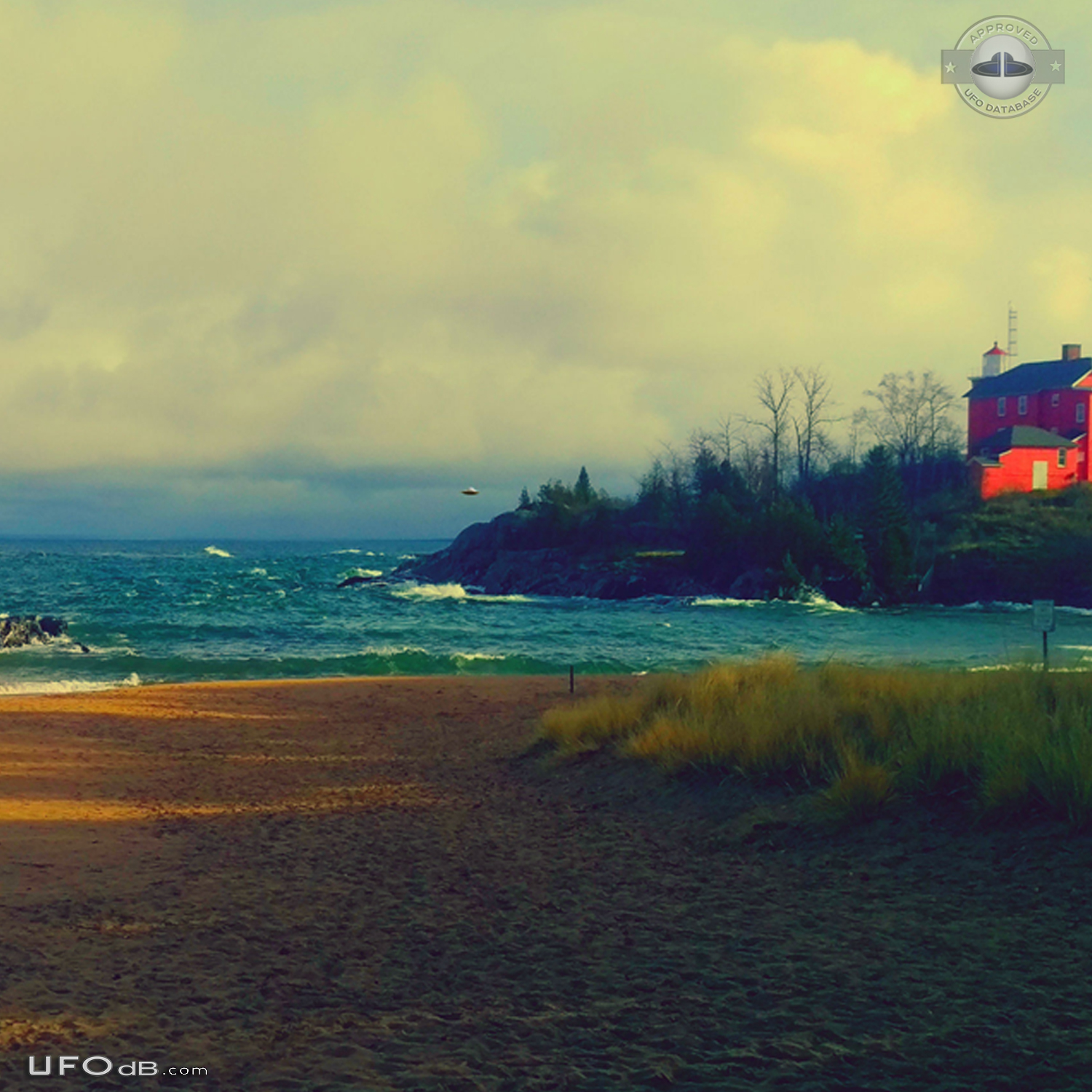 This oval shaped object hovered over the beach for 2 minutes Michigan  UFO Picture #768-3