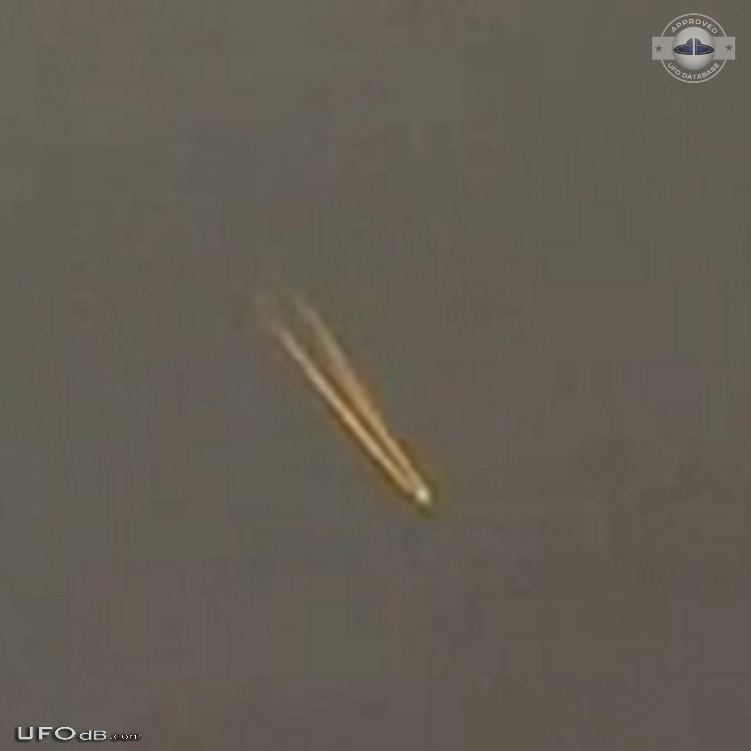 Thousands of people in Shanghai China saw a UFO with an Orange Tail UFO Picture #842-2