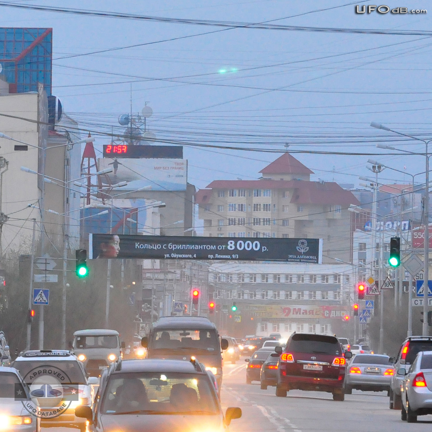 Turquoise flashing lights UFO caught passing over Yakutsk Russia 2011 UFO Picture #350-1