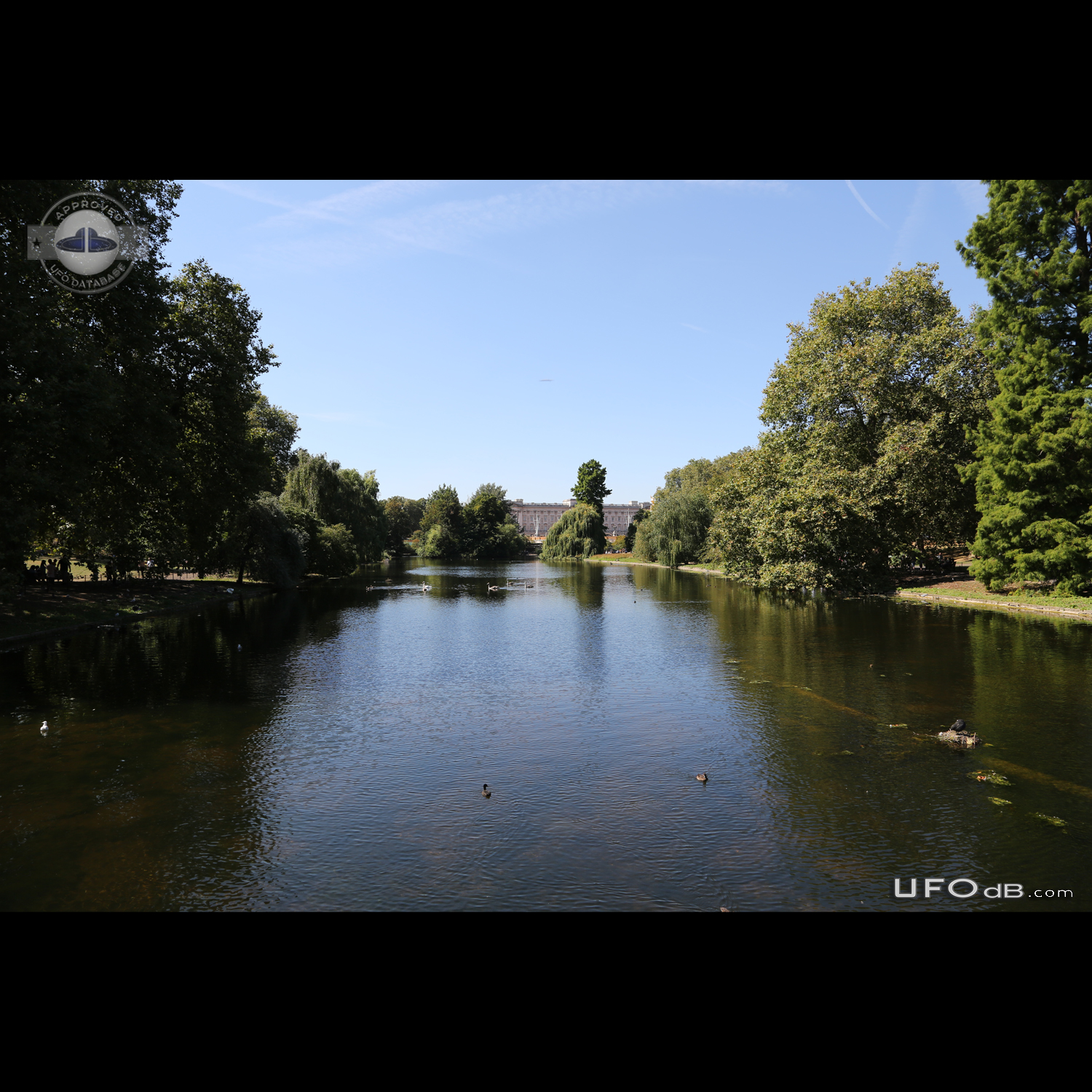 Two Pictures taken one second apart - UFO in London UK 2016 UFO Picture #801-1