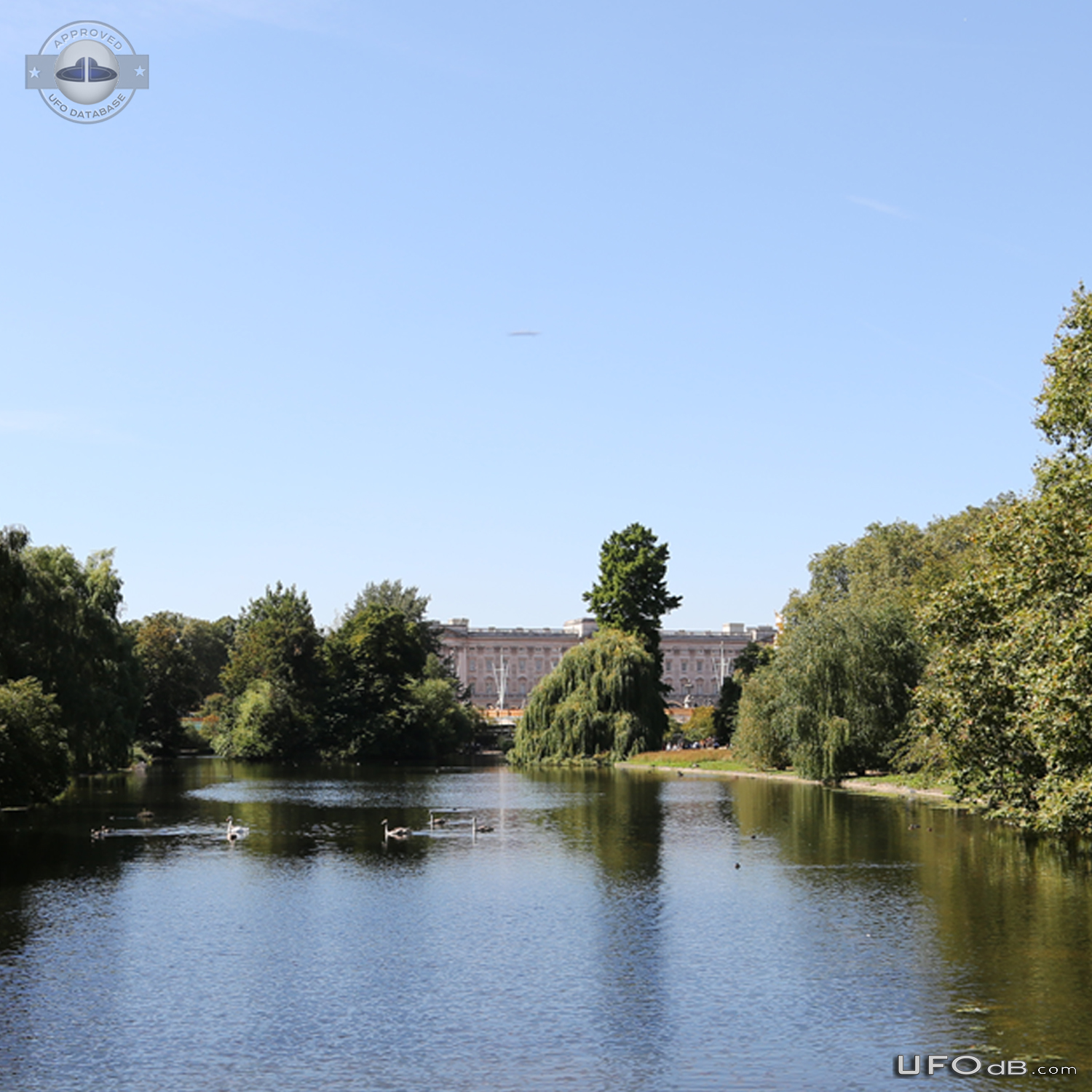 Two Pictures taken one second apart - UFO in London UK 2016 UFO Picture #801-3
