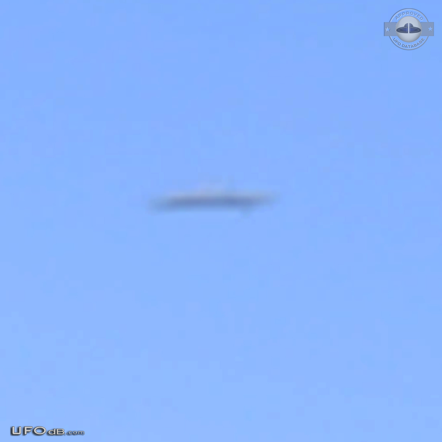 Two Pictures taken one second apart - UFO in London UK 2016 UFO Picture #801-6