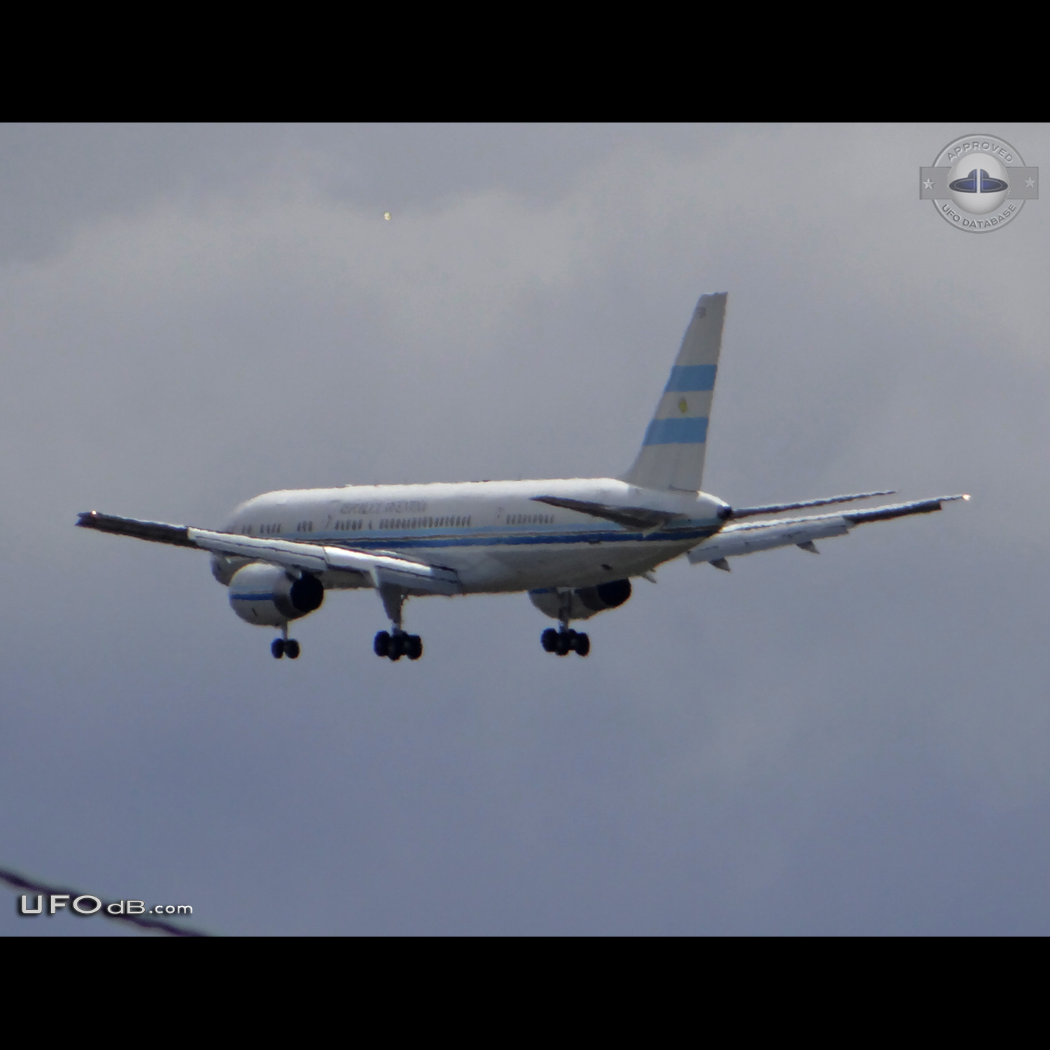 Two UFOs near Tango 01 the airplane of the Argentina president in 2012 UFO Picture #574-1