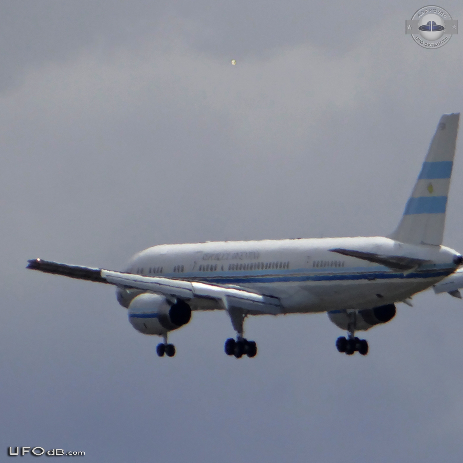 Two UFOs near Tango 01 the airplane of the Argentina president in 2012 UFO Picture #574-2