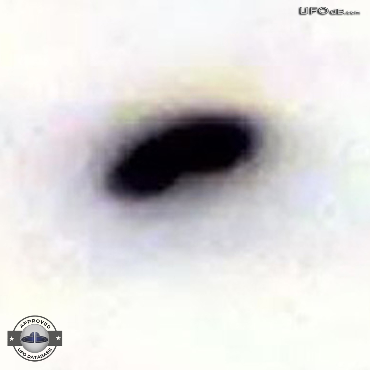 Two cars stops on the highway to look at a UFO - Argentina April 2011 UFO Picture #279-4