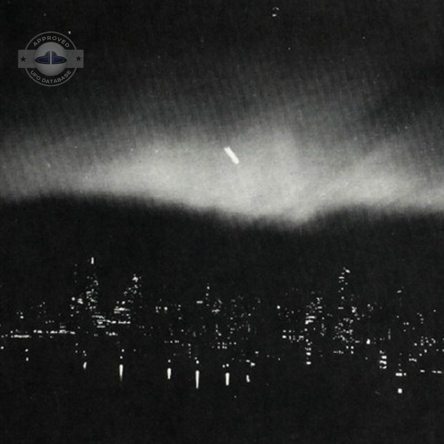Tube shaped UFO - We can see the black hole at the end | New York UFO Picture #114-4