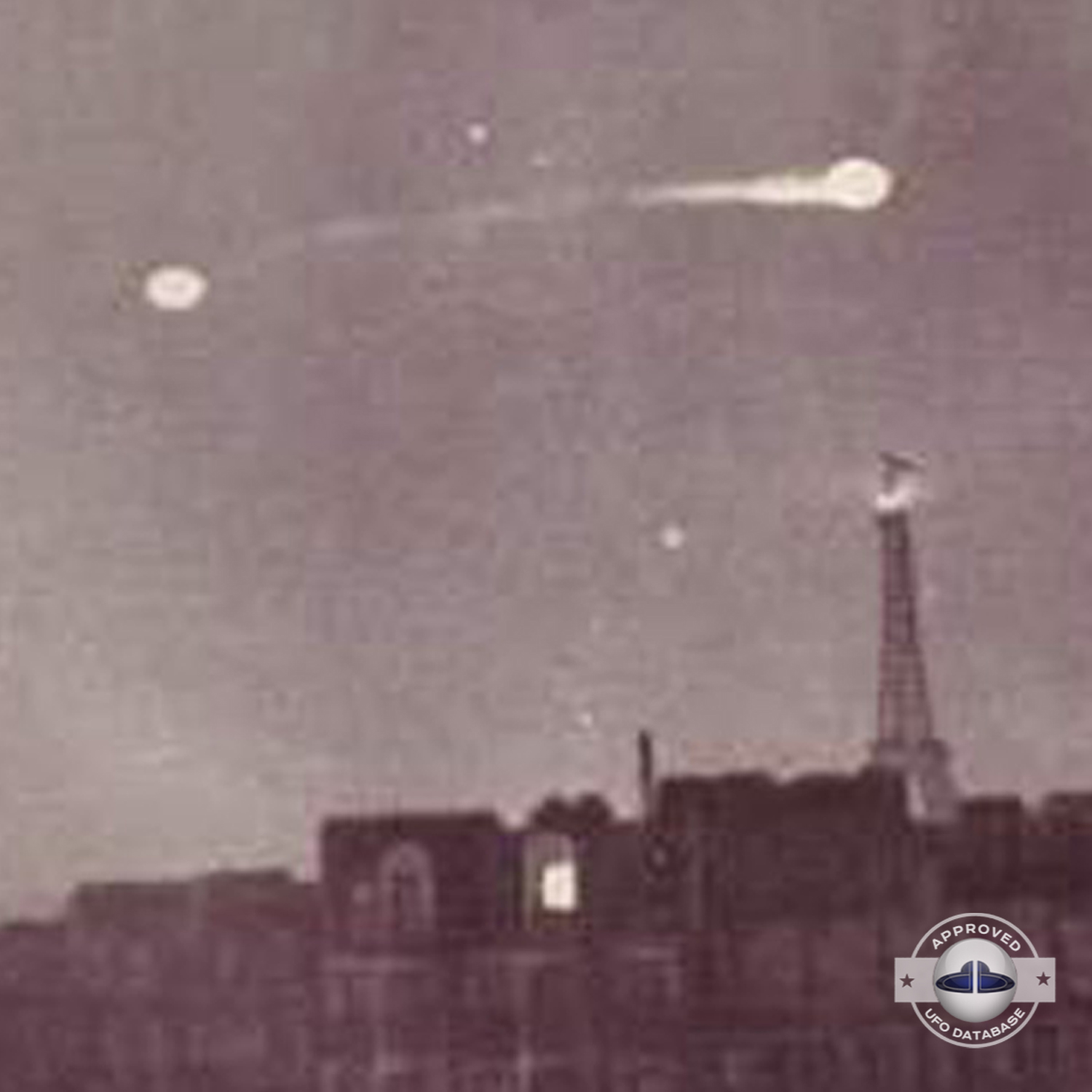 Rare old UFO picture taken near the famous Eiffel tower in Paris UFO Picture #101-8