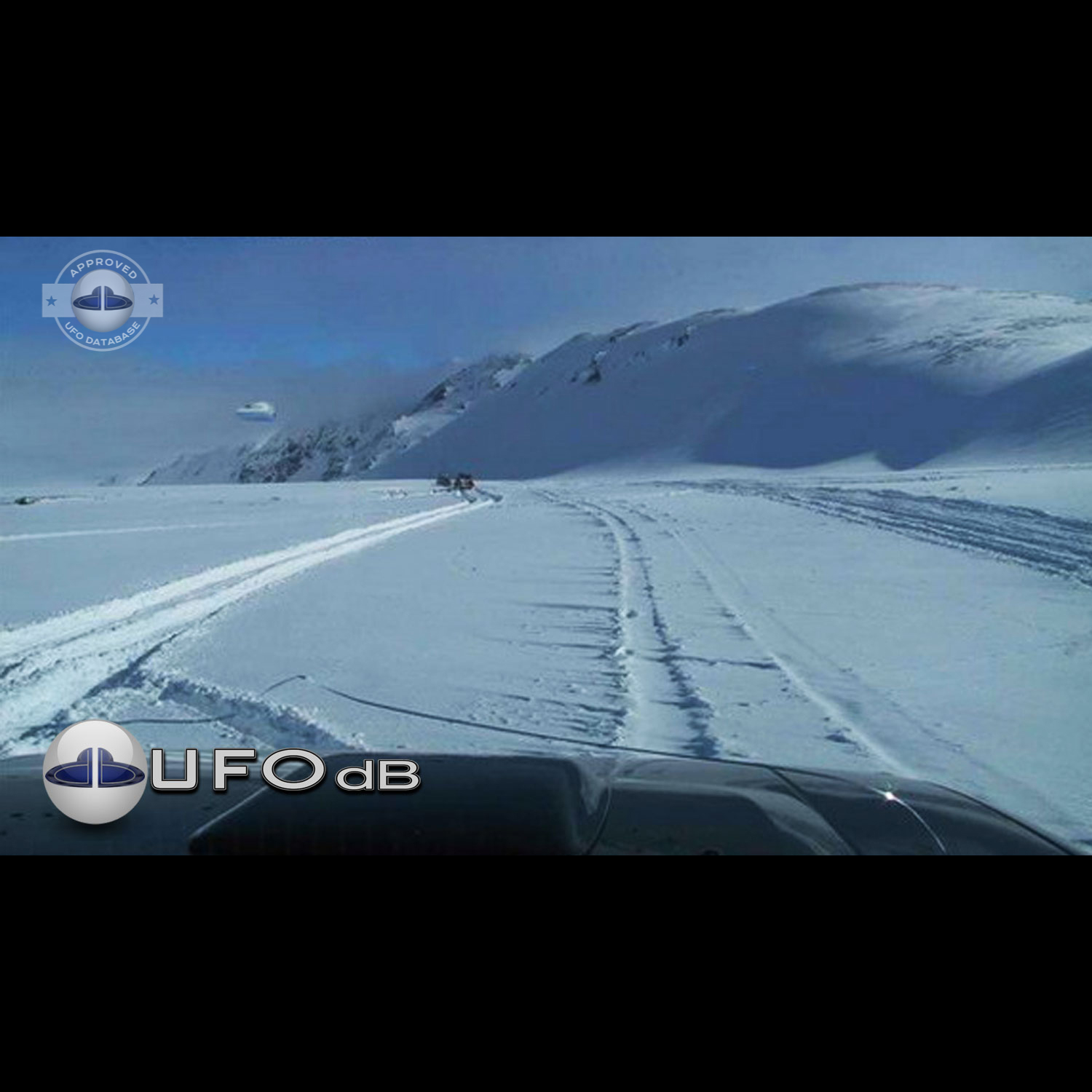 UFO picture taken inside a car showing a UFO with a pod spaceship look UFO Picture #39-1
