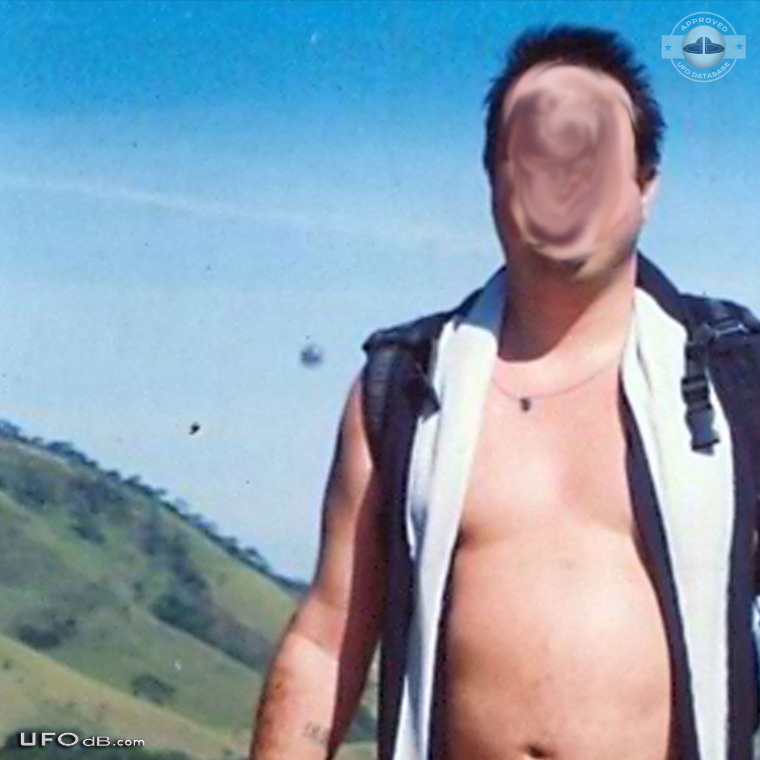 UFO caught on picture in remote district of Sana, Macae, Brazil - 2008 UFO Picture #533-2