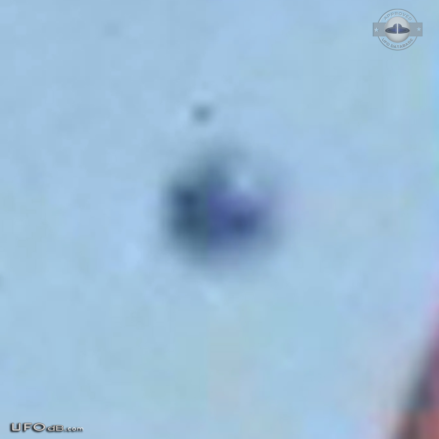 UFO caught on picture in remote district of Sana, Macae, Brazil - 2008 UFO Picture #533-4